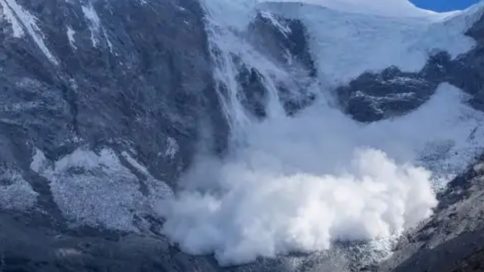 El desprendimiento de hielo y roca representa un escenario que podría generar un aluvión y afectar a poblaciones ubicadas en el entorno del nevado. Difusión