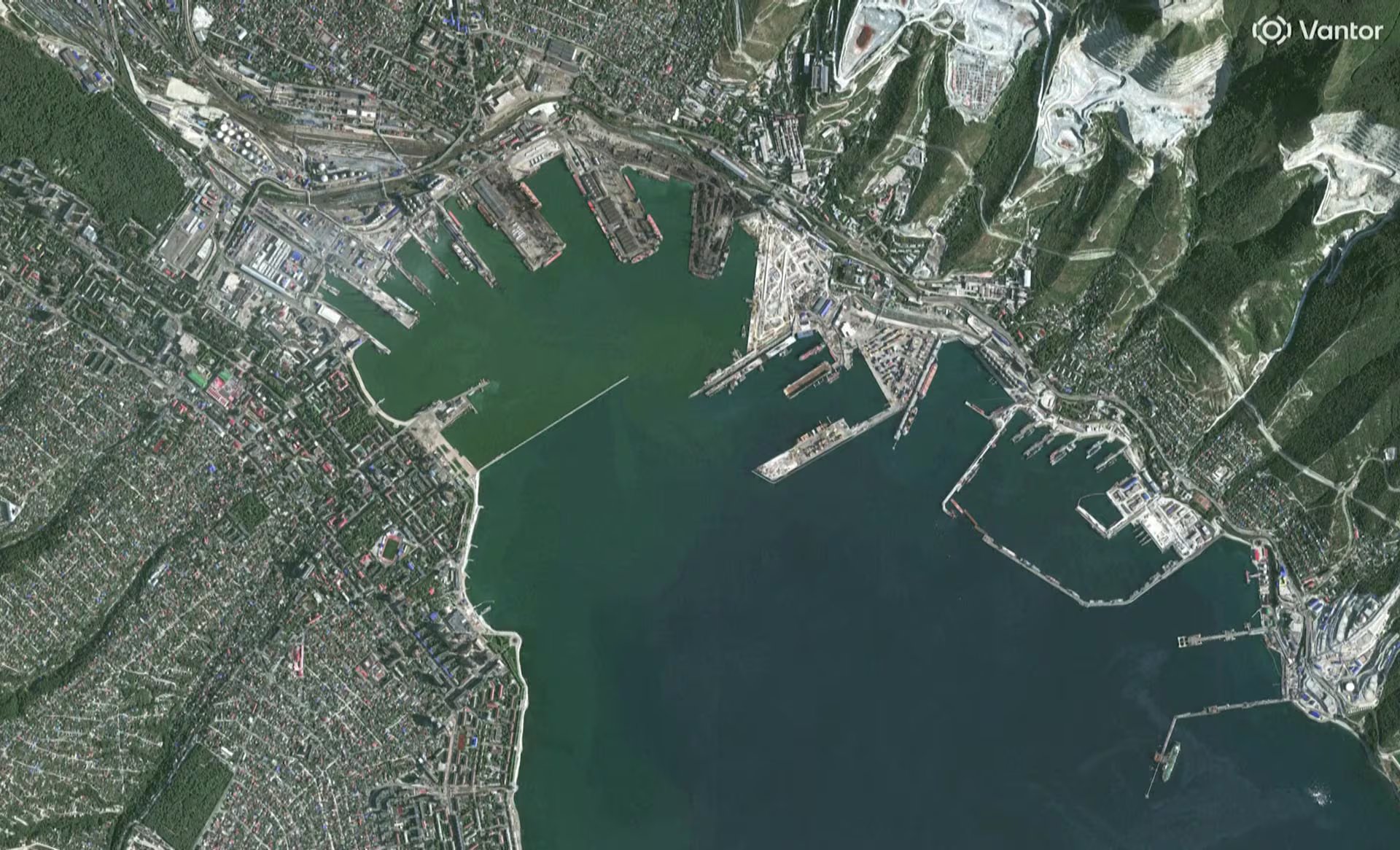 Imagen satelital muestra una vista general del puerto ruso de Novorossiysk, blanco de un ataque ucraniano de 