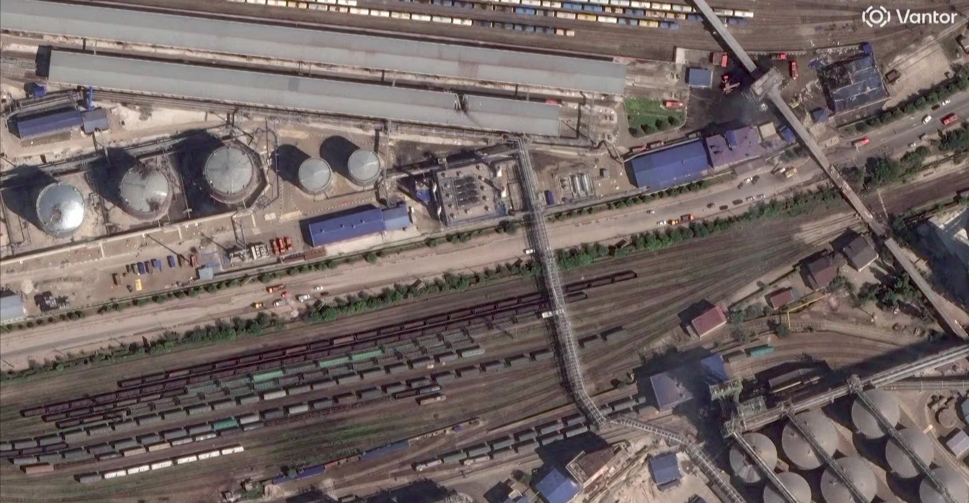 Imagen satelital muestra daños combinados en infraestructura granelera y petrolera de Novorossiysk, que también alberga la terminal del Consorcio del Oleoducto del Caspio (Reuters/Captura de pantalla)