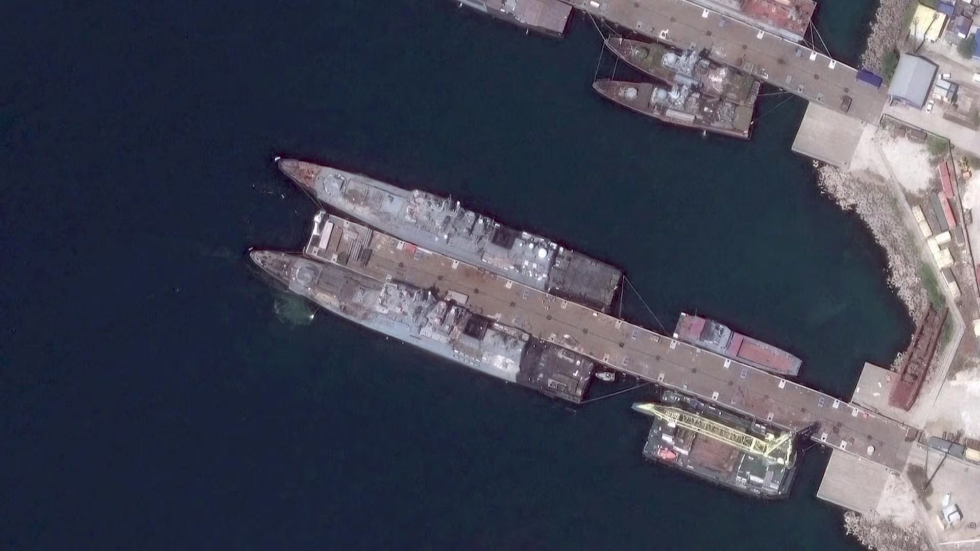 Imagen satelital muestra fragatas dañadas en la base naval de Novorossiysk, entre los buques que Zelensky confirmó como alcanzados (Reuters/Captura de pantalla)