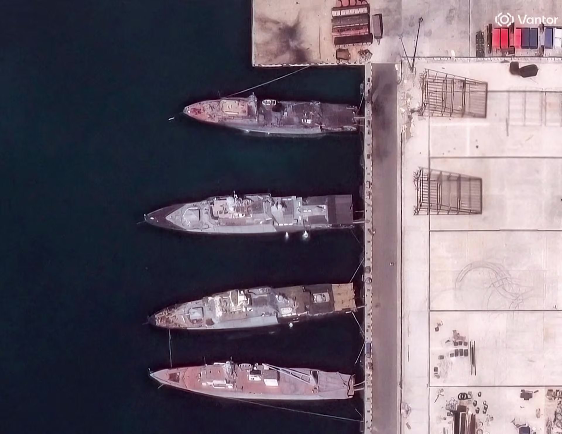 Imagen satelital muestra buques patrulleros dañados en la base naval de Novorossiysk tras el ataque ucraniano (Reuters/Captura de pantalla)