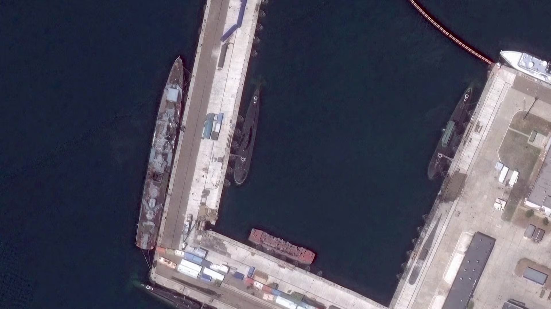Imagen satelital muestra una fragata dañada y afectaciones en el área donde se ubican submarinos en la base naval de Novorossiysk (Reuters/Captura de pantalla)