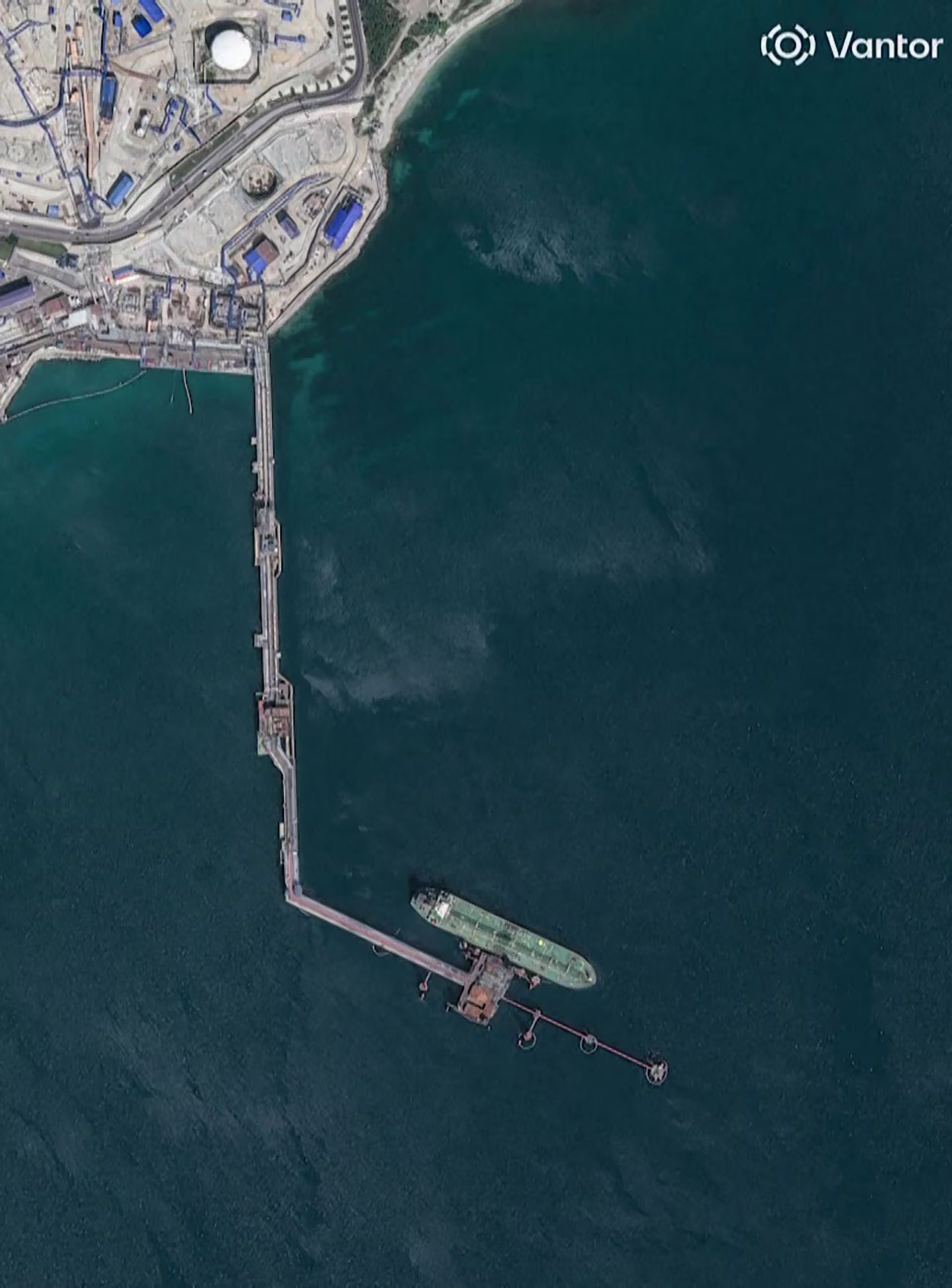 Imagen satelital muestra un petrolero amarrado en la terminal de Novorossiysk el 11 de agosto, un día antes del ataque ucraniano (Reuters/Captura de pantalla)