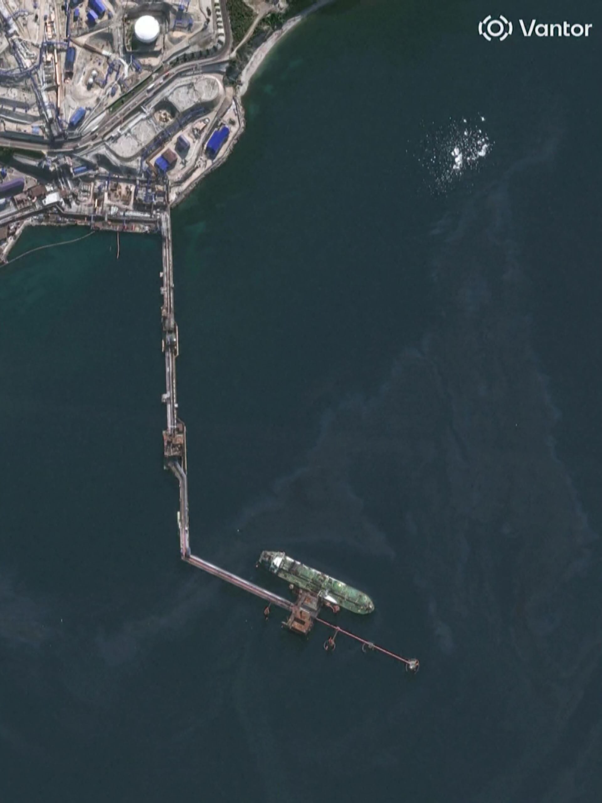 Imagen satelital muestra el mismo petrolero dañado y rodeado de escombros tras el ataque ucraniano contra Novorossiysk (Reuters/Captura de pantalla)