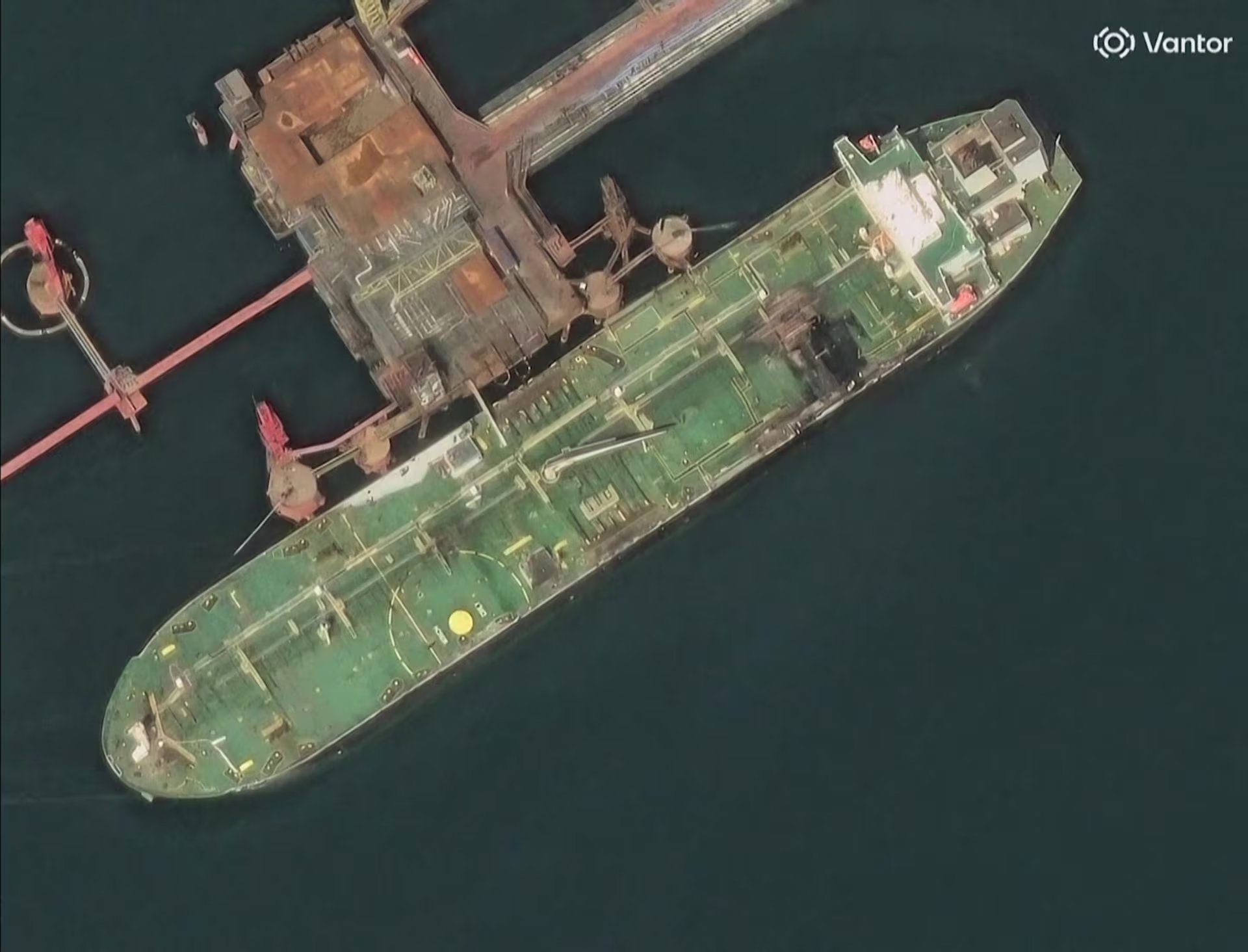 Imagen satelital muestra daños adicionales en el petrolero atacado en la terminal de Novorossiysk (Reuters/Captura de pantalla)