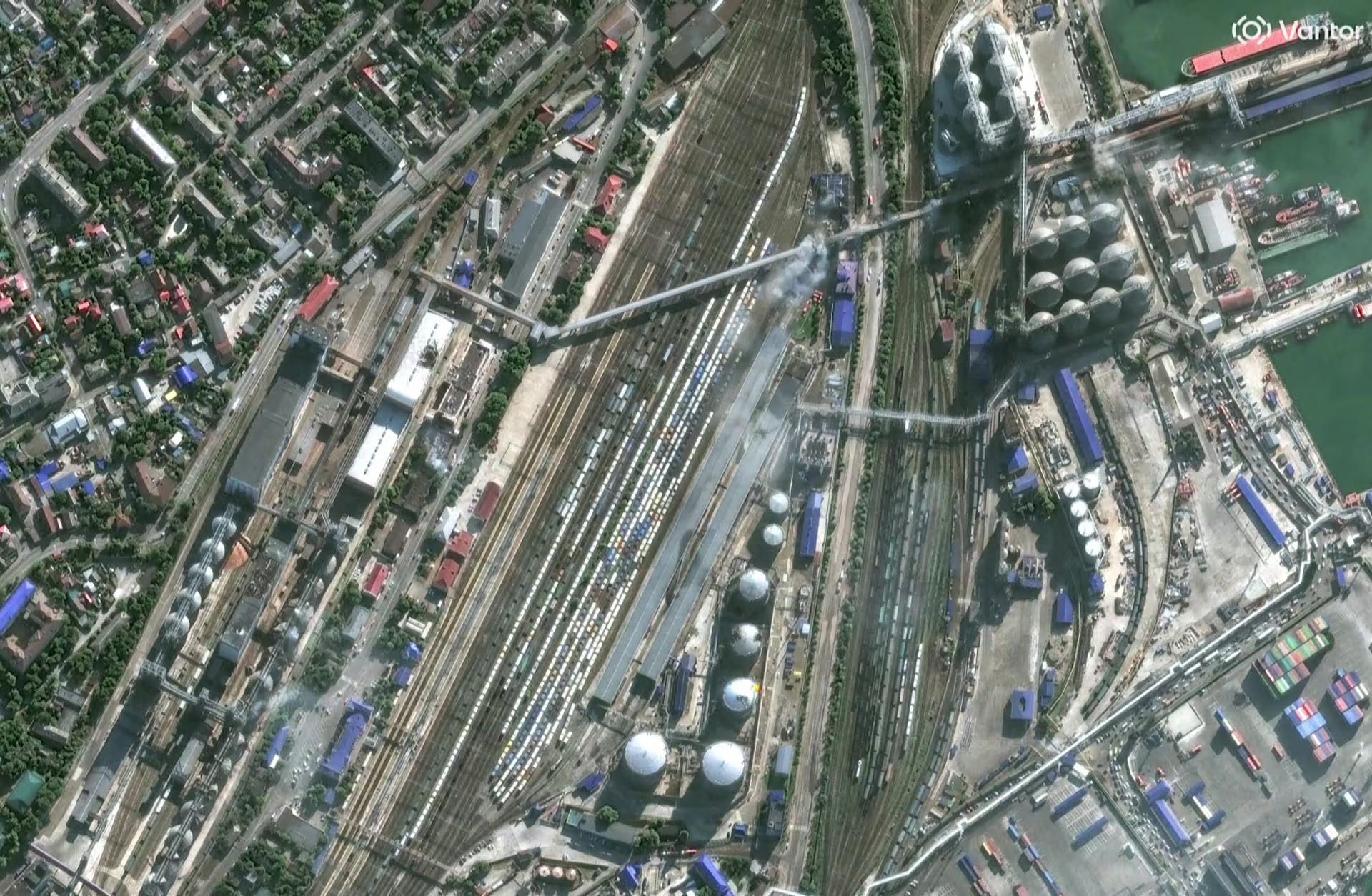 Imagen satelital muestra las instalaciones de almacenamiento de granos en Novorossiysk antes de evaluar los daños del ataque ucraniano (Reuters/Captura de pantalla)
