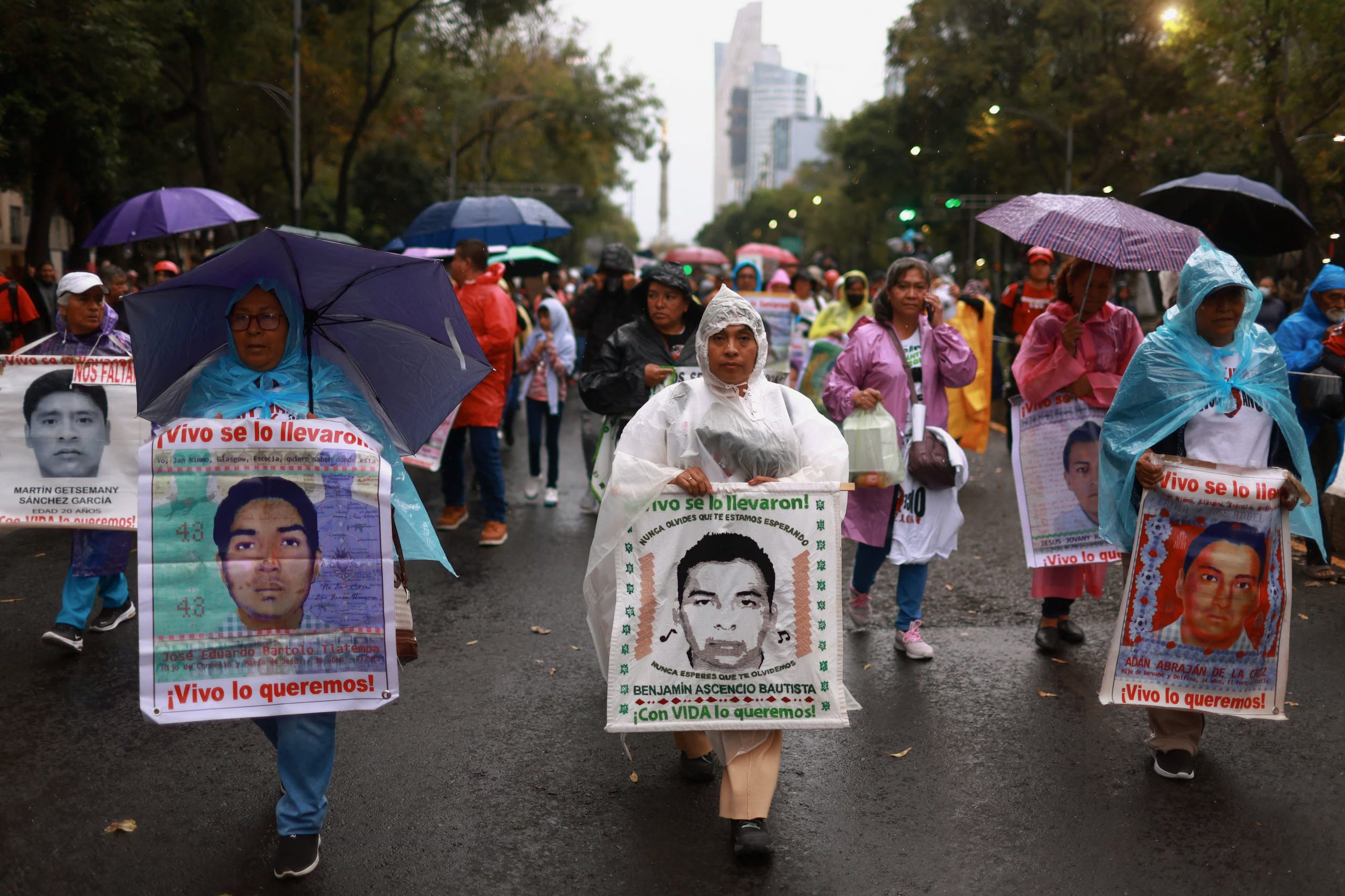 Los familiares de los estudiantes desaparecidos de la Escuela Normal Rural «Raúl Isidro Burgos» de Ayotzinapa participan en una manifestación para conmemorar el 11.º aniversario de la desaparición de 43 estudiantes, en Ciudad de México, México, el 26 de septiembre de 2025. REUTERS/Raquel Cunha