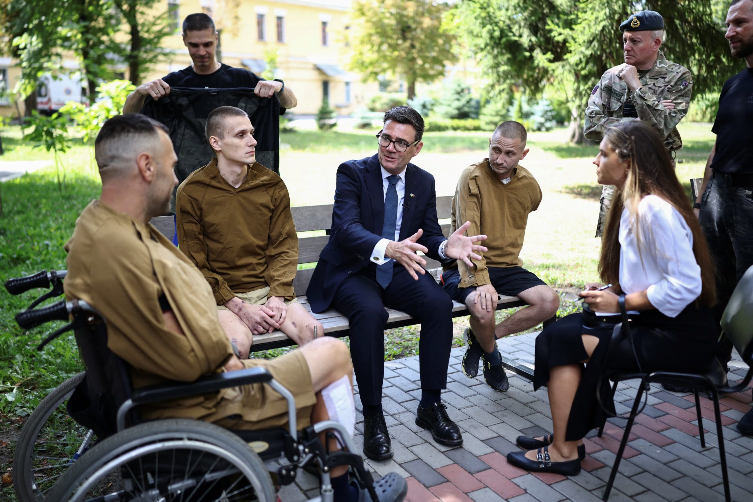 El primer ministro británico, Andy Burnham, junto al ministro de Defensa ucraniano, Yevhenii Khmara, y el jefe del Estado Mayor de Defensa británico, Richard Knighton, durante una visita a heridos de guerra en el Hospital Militar Principal de Kiev (HENRY NICHOLLS/Pool via REUTERS)
