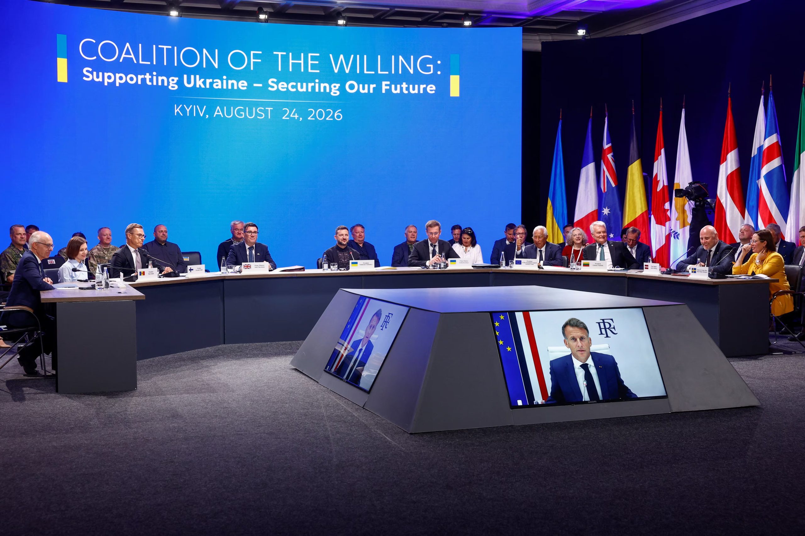 Zelenski, Burnham, Costa y otros líderes europeos escuchan a Emmanuel Macron, quien participó por videollamada de la reunión de la Coalición de Voluntarios, en Kiev (REUTERS/Valentyn Ogirenko)