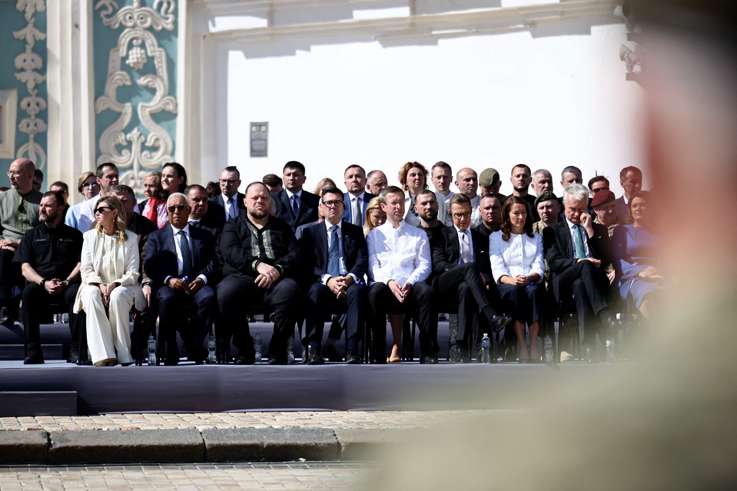 El ministro de Energía ucraniano, Denys Shmyhal, junto a Antonio Costa, Andy Burnham y los presidentes de Finlandia y Lituania, durante la ceremonia por el 35° aniversario de la independencia de Ucrania, en Kiev (HENRY NICHOLLS/Pool via REUTERS)