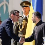 Burnham visita Kiev y promete apoyo militar pese a amenazas rusas
