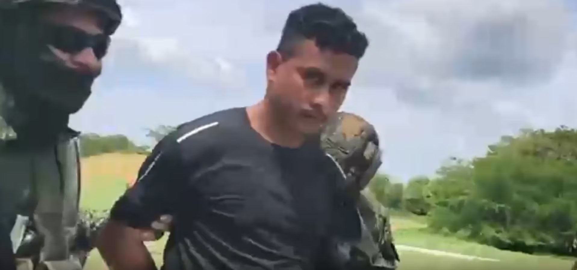 Las autoridades atribuyen al capturado delitos de narcotráfico, extorsión y participación en el asesinato de un infante de marina en Pinillos, Bolívar, en 2024 - crédito @mindefensa/ X