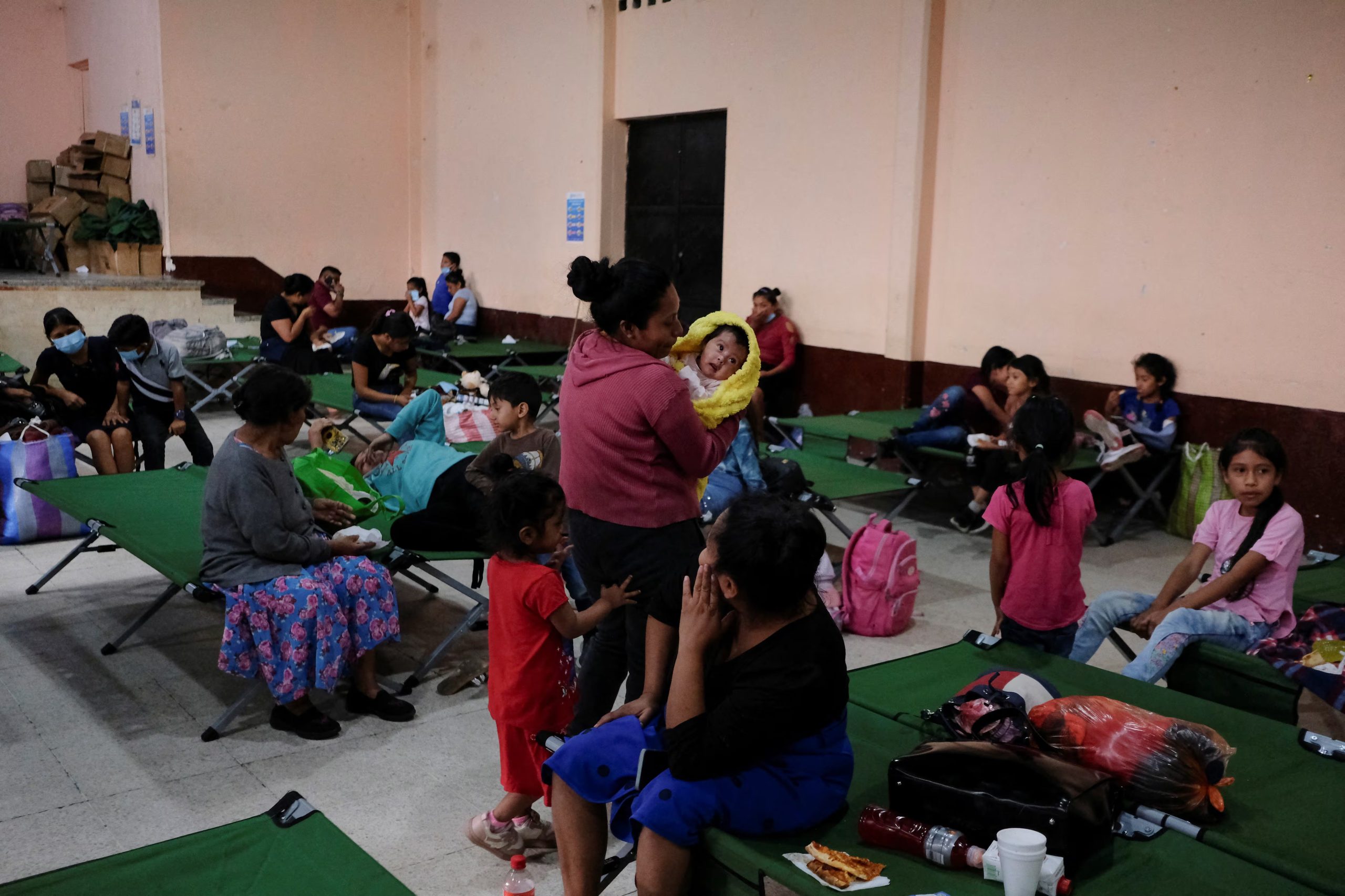 Residentes de comunidades cercanas al volcán Fuego se refugian en un albergue municipal tras ser evacuados por las autoridades locales en San Juan Alotenango, Guatemala, el 5 de junio de 2025. REUTERS/Josue Decavele