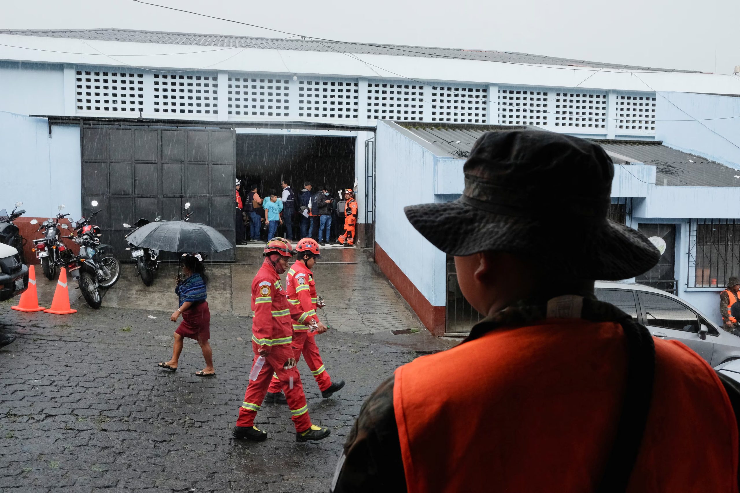 Personal de emergencia trabaja en las afueras de un albergue municipal donde se han refugiado residentes de comunidades cercanas al Volcán de Fuego tras ser evacuados por las autoridades locales, en San Juan Alotenango, Guatemala, el 5 de junio de 2025. REUTERS/Josue Decavele
