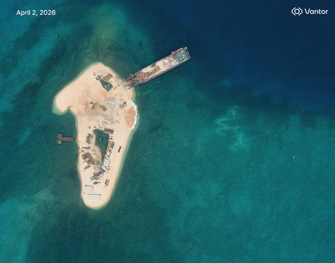 Vista satelital del arrecife Yagong en el archipiélago Crescent de las islas Paracel, en el mar de China Meridional. Vantor/Handout vía REUTERS
