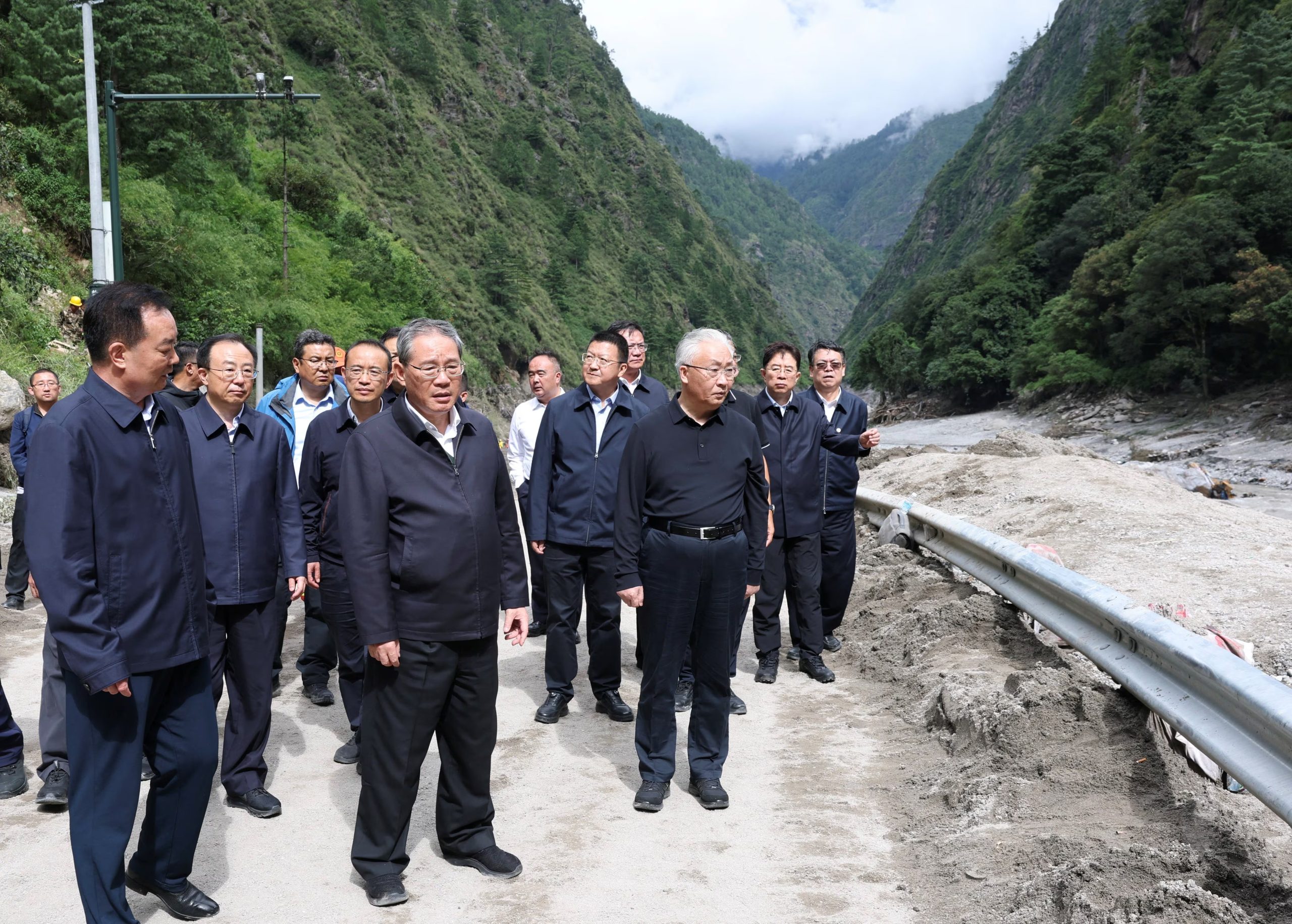 El primer ministro chino, Li Qiang, visita una zona afectada por un deslizamiento de tierra en el condado de Gyirong, Shigatse, Región Autónoma del Tíbet, China, el 27 de agosto de 2026 (Huang Jingwen/Xinhua vía REUTERS)