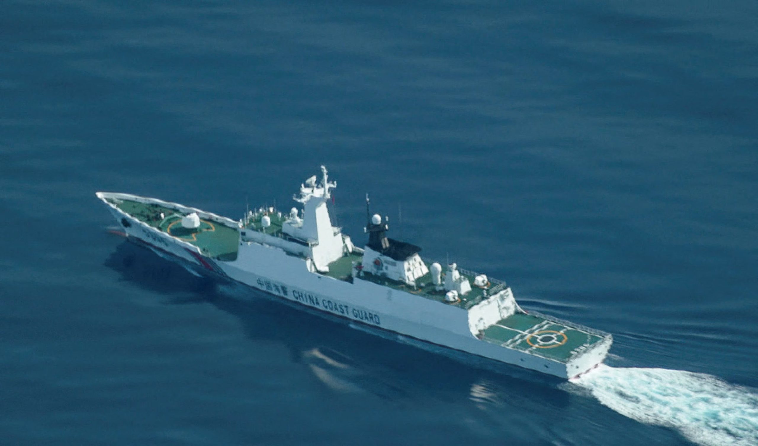 Vista aérea de un buque de la Guardia Costera china navegando cerca del disputado arrecife de Scarborough (REUTERS/Adrian Portugal/Archivo)