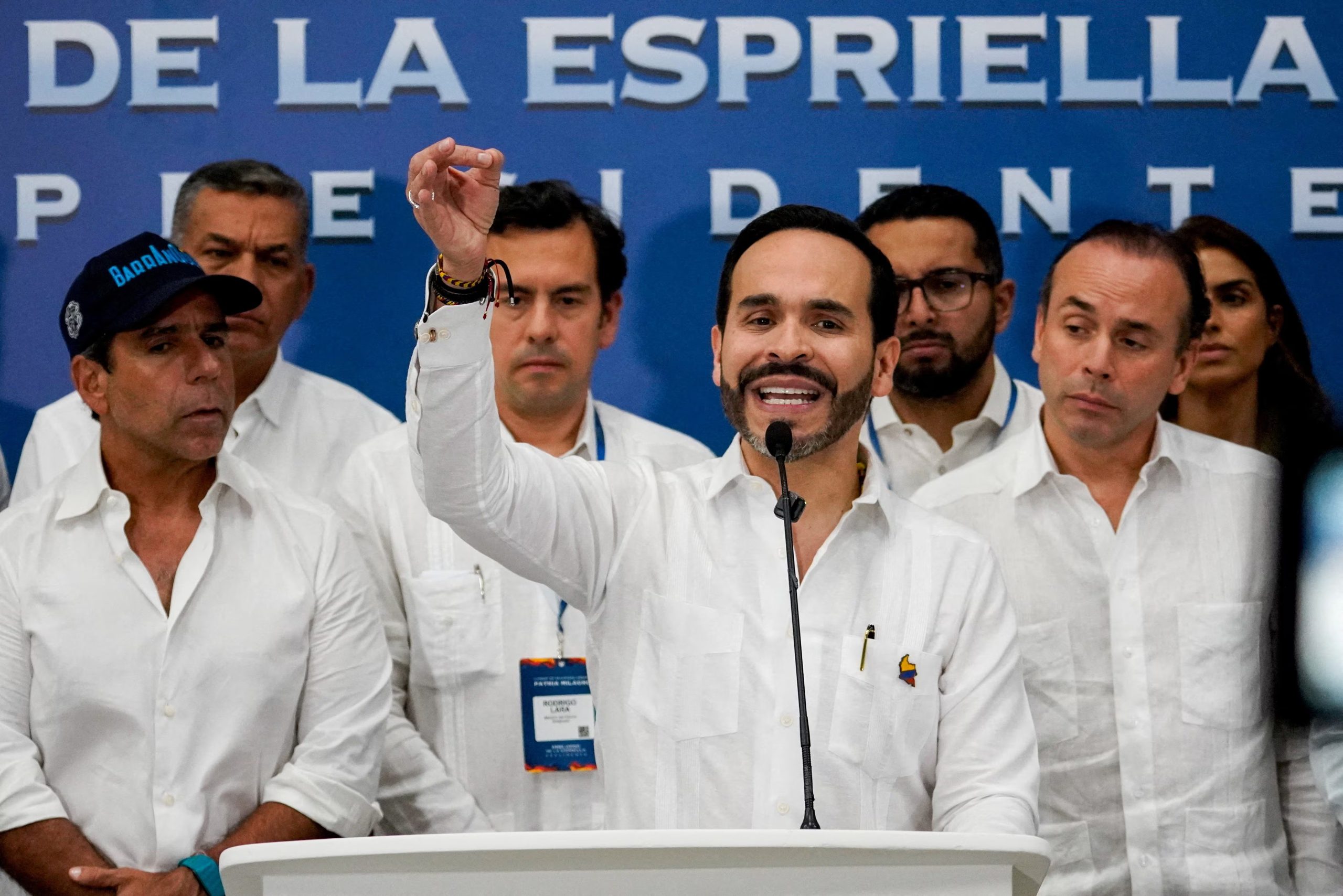 Abelardo de la Espriella le dio un ultimátum a varios grupos armados ilegales en el país para que entreguen sus armas - crédito REUTERS/Charlie Cordero