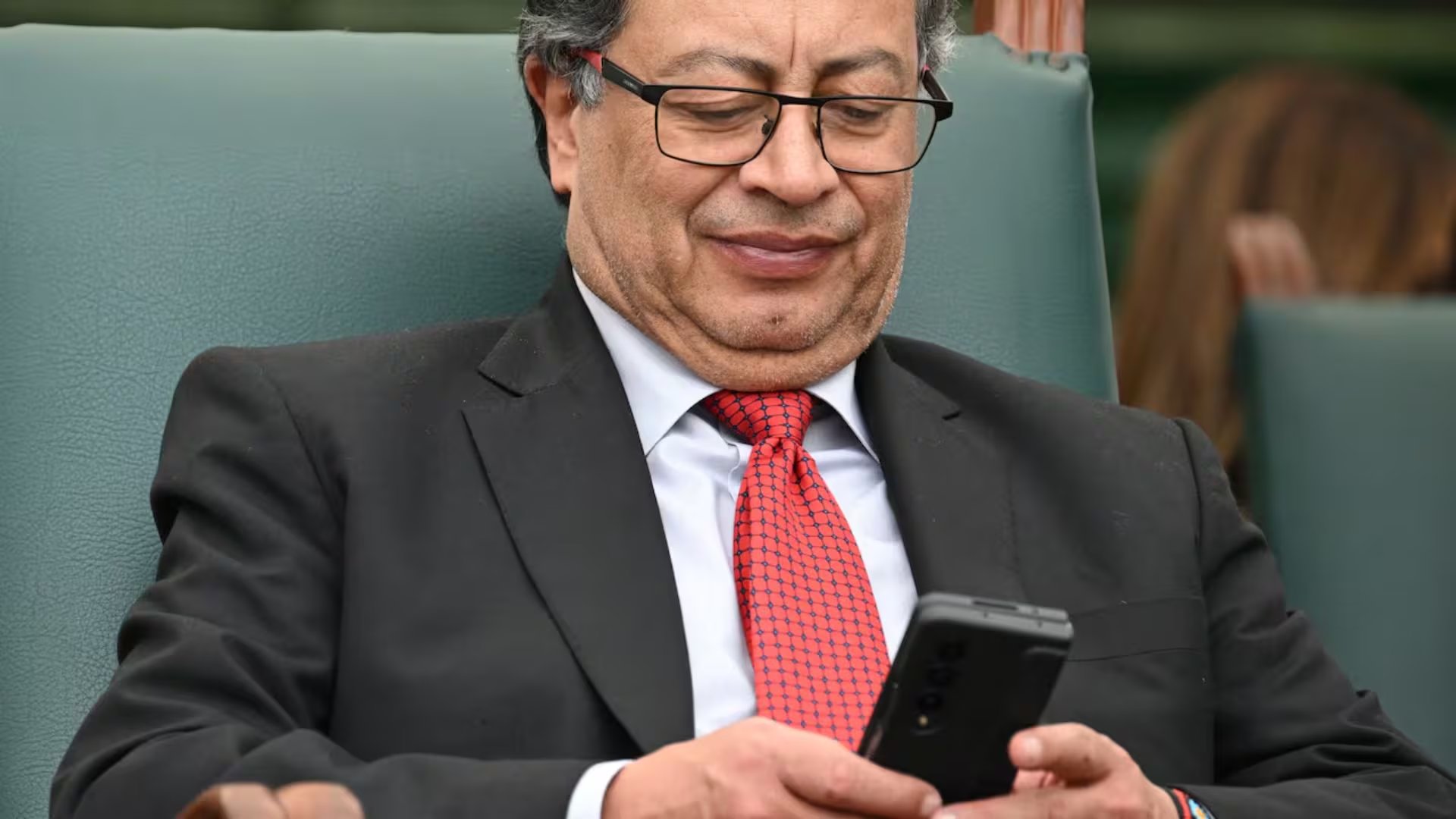 La acción, que fue presentada por el exzar anticorrupción Óscar Ortiz y el juez José Alejandro Hofmann, se centra en que el mandatario saliente promovió la creación de “guardias bolivarianas”, cuyos integrantes tendrían la facultad de “exigir el cambio de mandos” de la fuerza pública - crédito AFP