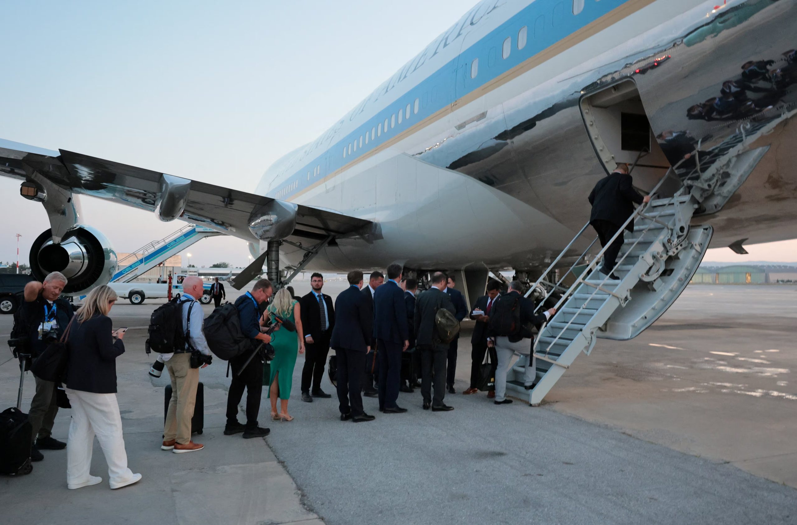 Luego de que abordara el presidente, por otro acceso subieron el resto de los pasajeros del Air Force One desde Ankara, en el aeropuerto Esenboga (REUTERS/Jonathan Ernst/Archivo)