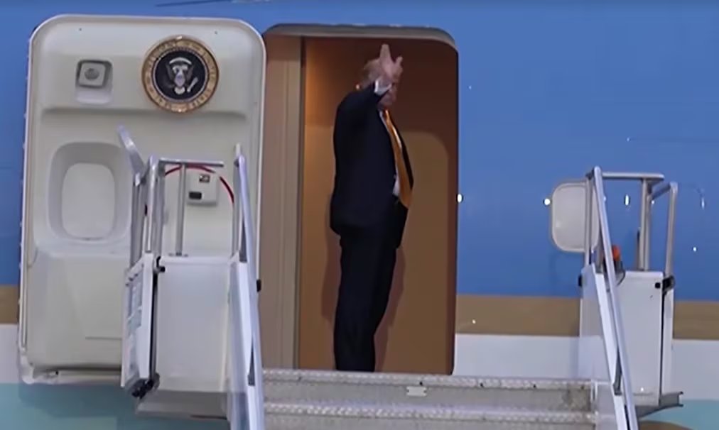 Trump saluda al abordar el Air Force One antiguo en Turquía (captura de video/Reuters)