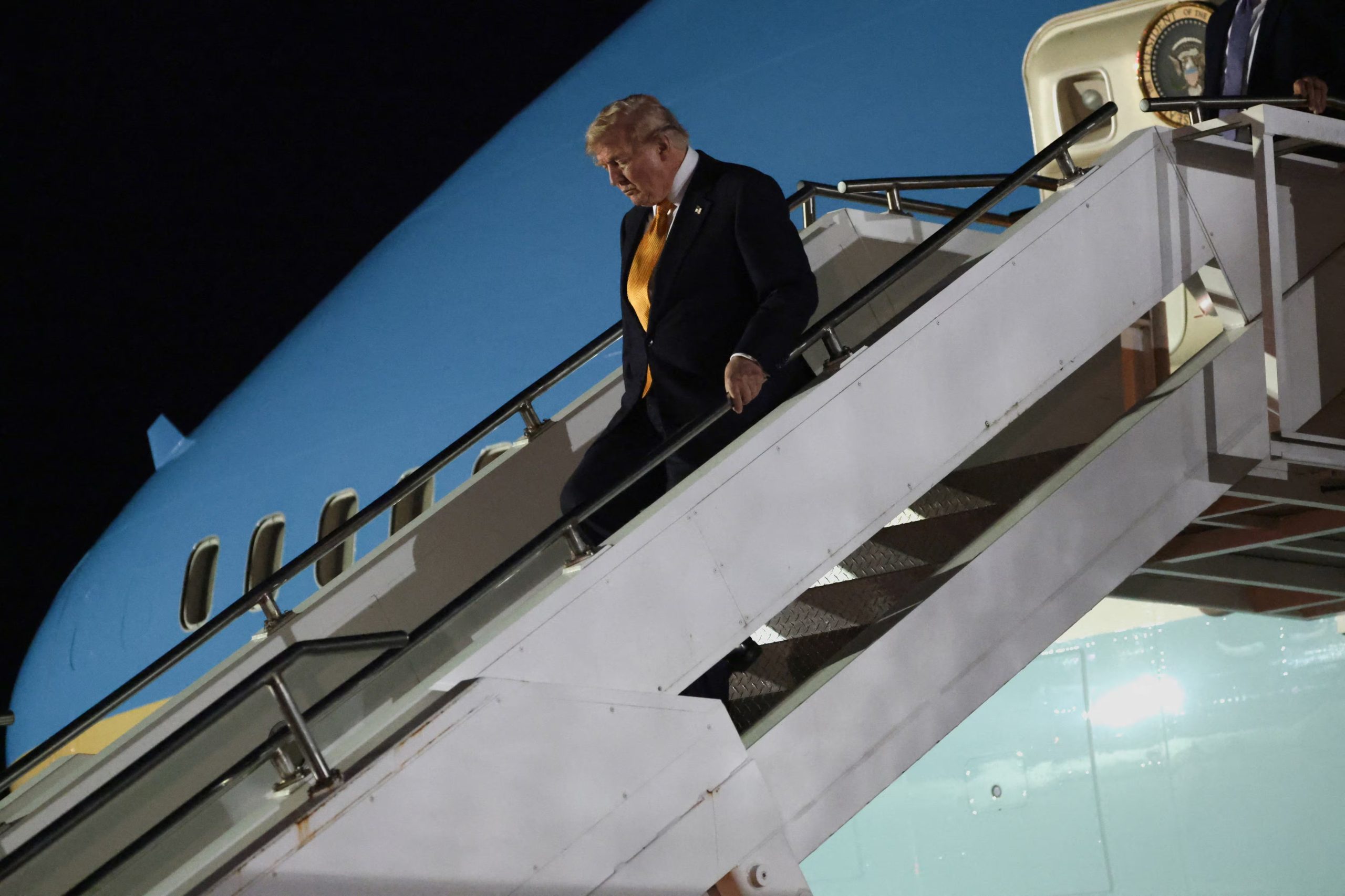 Donald Trump baja las escaleras durante una escala para cambiar al Air Force One, regalo de Qatar, tras llegar en uno de los aviones más antiguos que operan como Air Force One, con el fin de regresar a Washington tras su participación en una cumbre de líderes de la OTAN en Turquía, en la base aérea de la RAF en Mildenhall, en Suffolk (Reino Unido), el 8 de julio de 2026 (REUTERS/Jonathan Ernst)