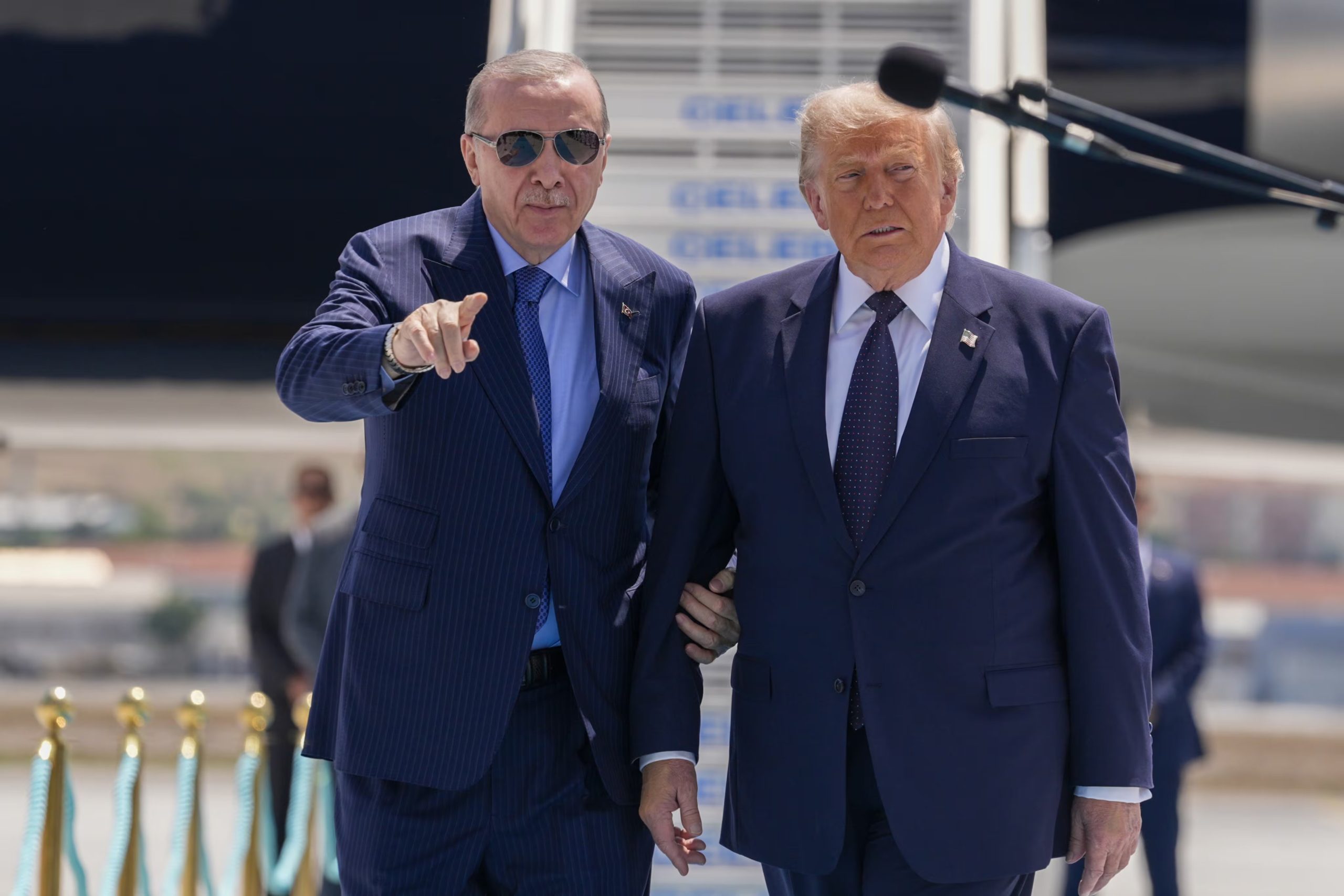 El presidente turco Recep Tayyip Erdogan (izquierda) da la bienvenida al presidente estadounidense Donald Trump, quien realizó una visita oficial al país antes de la Cumbre de la OTAN de 2026 en Ankara, Turquía (EFE/EPA/OSMANCAN GURDOGAN)