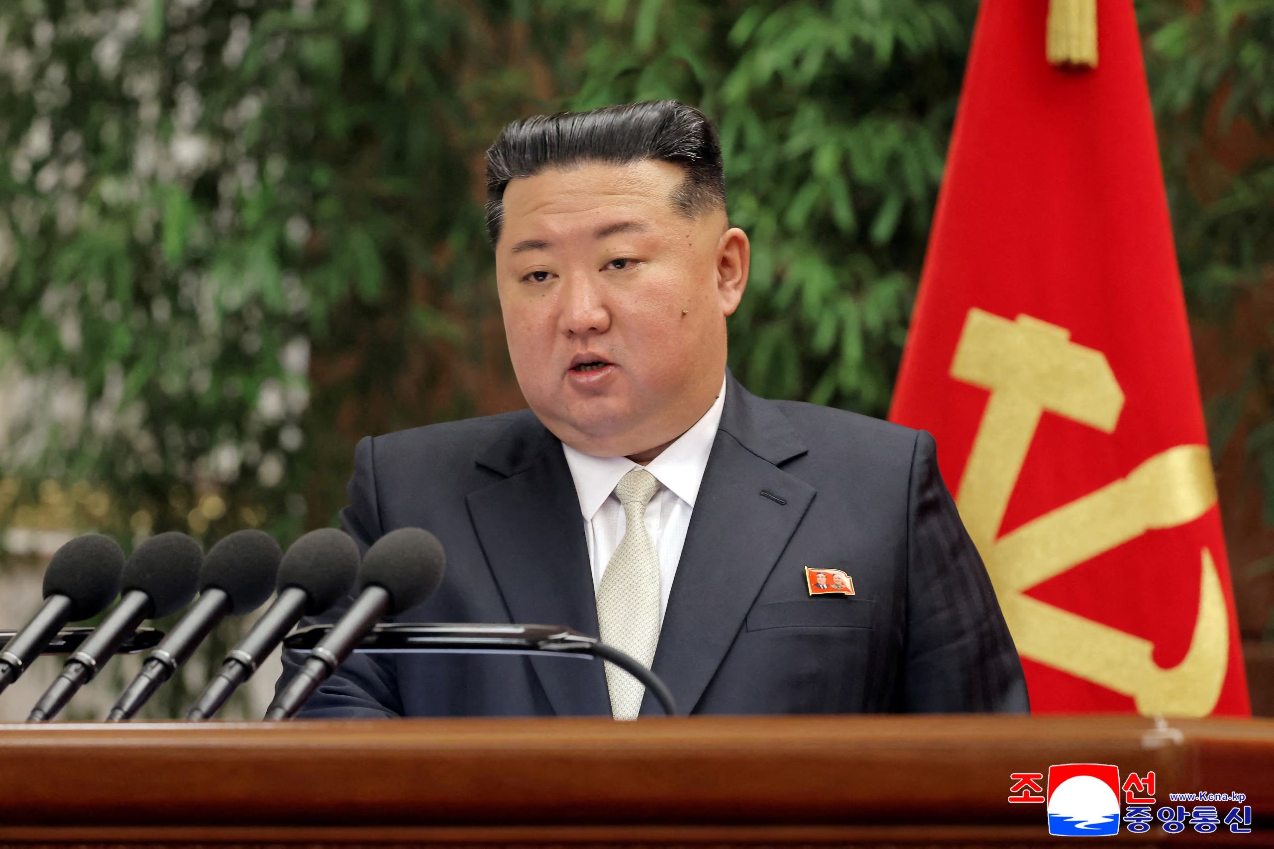 Kim Jong-un habla durante la reunión ampliada de la primera sesión plenaria del Noveno Comité Central del Partido de los Trabajadores de Corea (PTC), en Pyongyang, Corea del Norte, el 23 de febrero de 2026 (KCNA vía REUTERS)