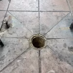Pernos expuestos, huecos y tapas rotas ponen en riesgo a peatones en el centro de Guayaquil