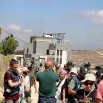 Colonos israelíes irrumpen en vivienda palestina en Qusra tras semanas de asedio