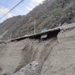 Desprendimiento de la vía restringe el paso de buses y camiones en la Cuenca-Girón-Pasaje