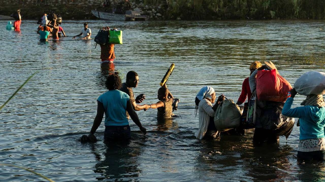 Exilados haitianos que huyen de los bandas armadas cruzan Centroamérica para llegar a los Estados Unidos