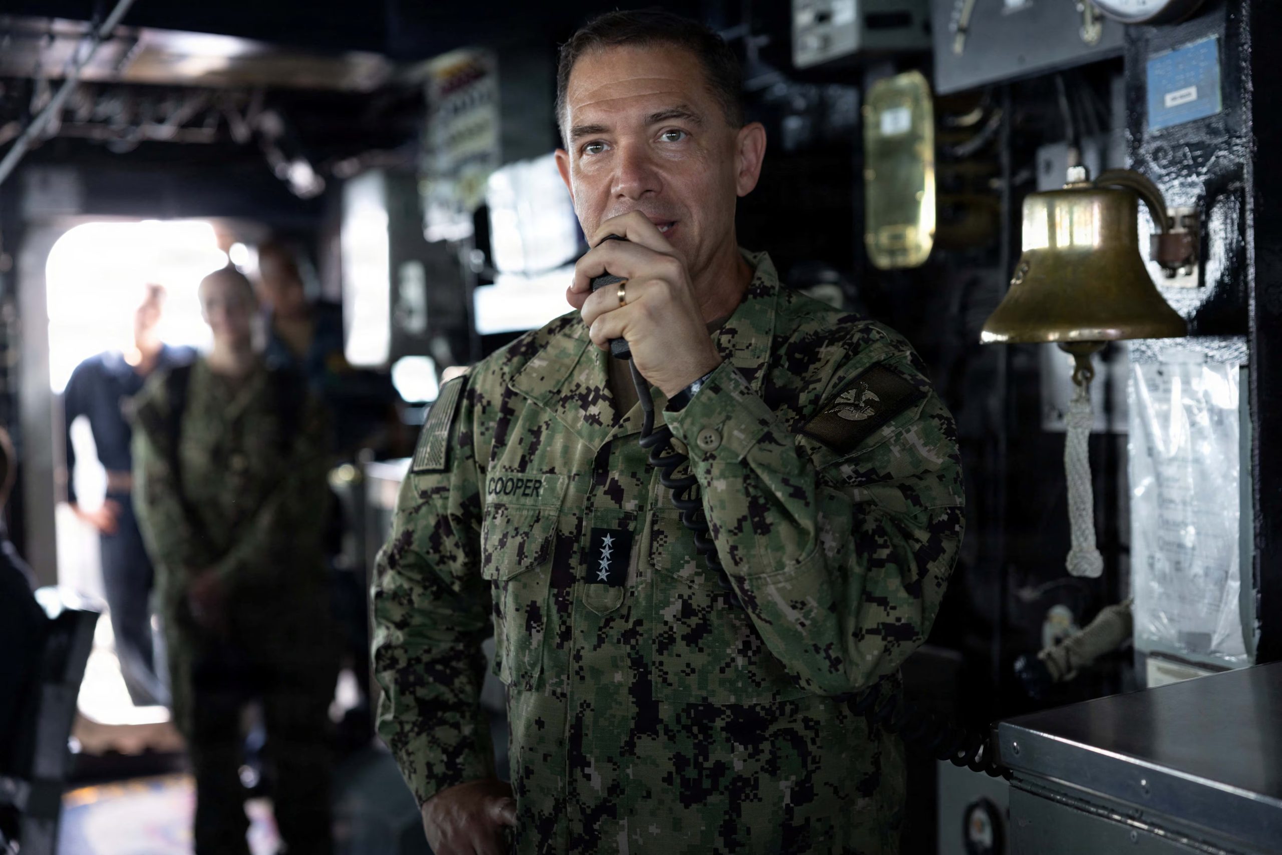 El jefe del Mando Central de Estados Unidos (CENTCOM), el almirante Brad Cooper, afirmó que las rutas marítimas reconocidas internacionalmente en este estratégico paso se encuentran despejadas de minas iraníes (REUTERS)