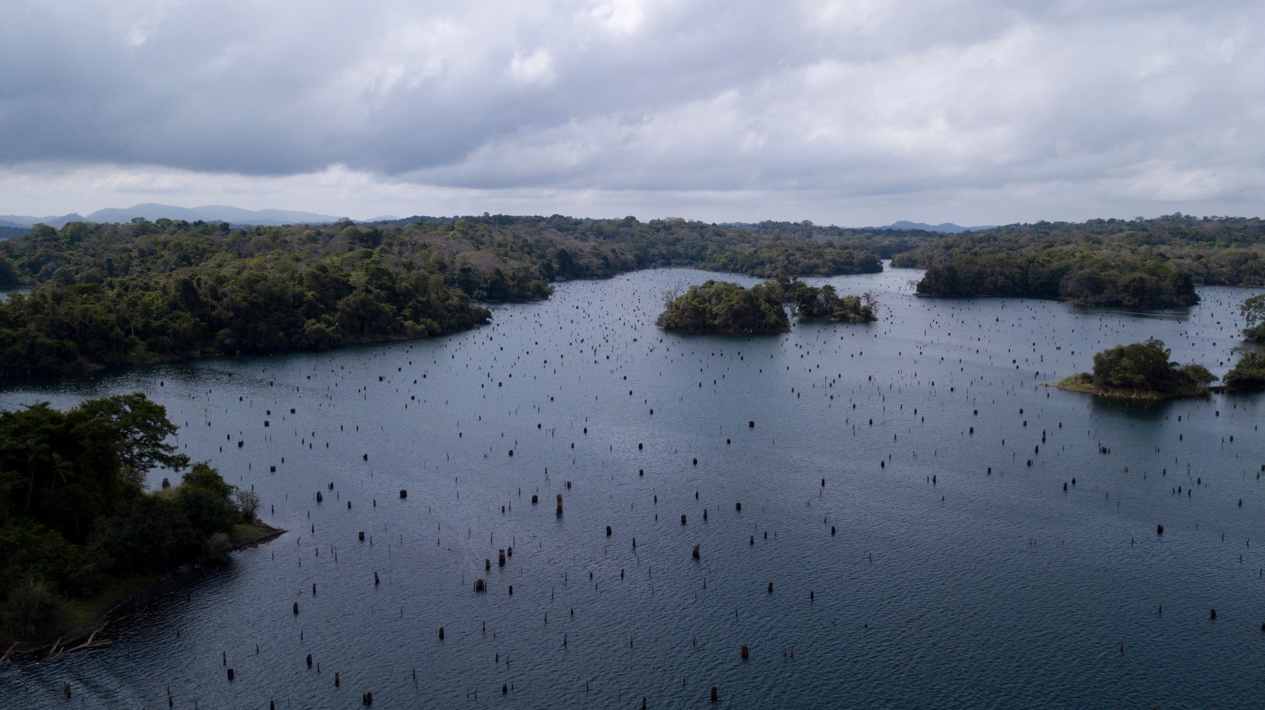 La Autoridad del Canal mantiene un monitoreo permanente de los niveles de los lagos y de las proyecciones climáticas para anticipar las decisiones operativas. (AP Foto/Arnulfo Franco)