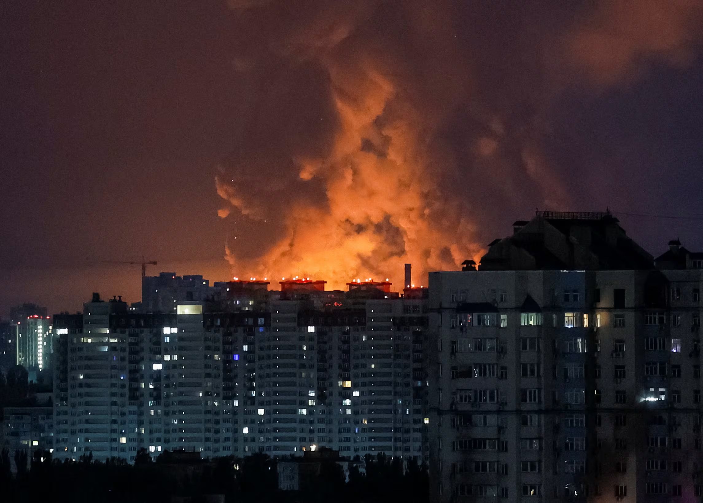 Se eleva humo durante un ataque con misiles rusos, en el marco de la ofensiva de Rusia contra Ucrania, en Kiev (REUTERS/Gleb Garanich)