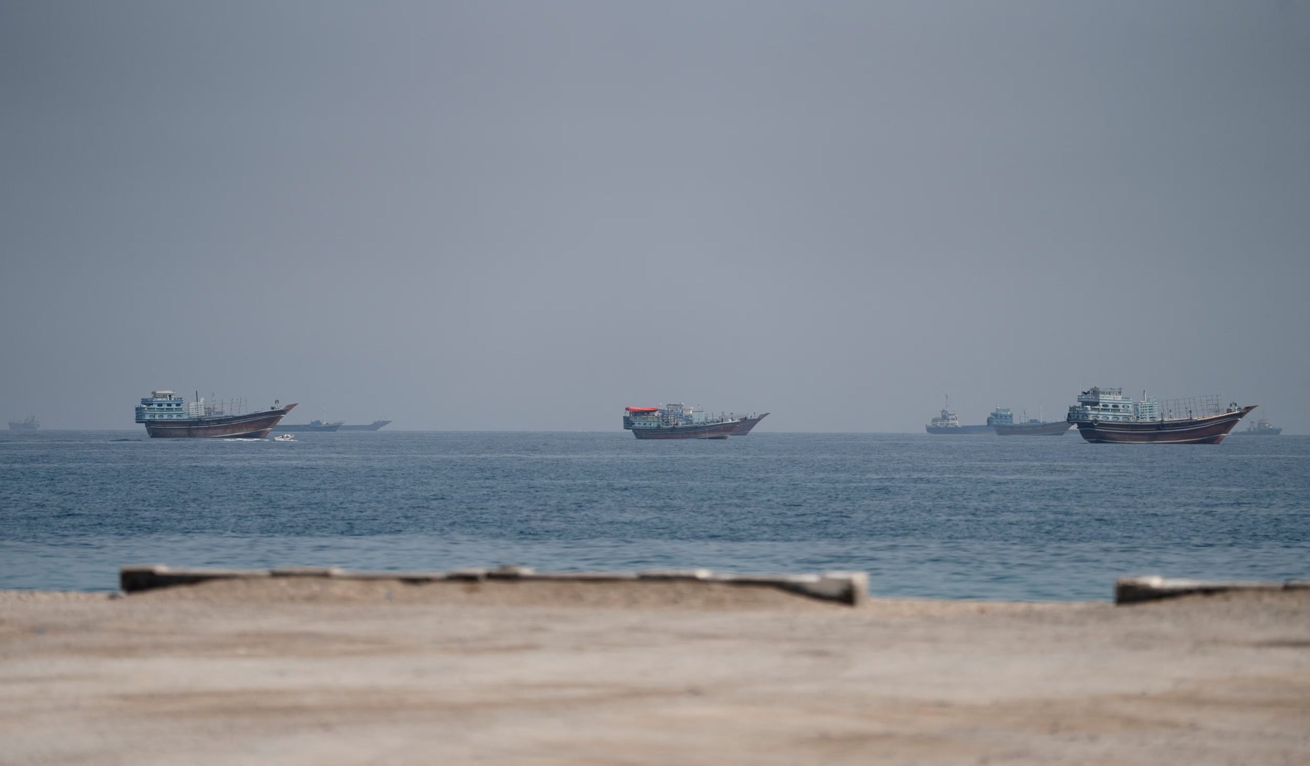 Datos de Kpler y del Comando Central de Estados Unidos muestran una fuerte caída del tránsito de buques en el Estrecho de Ormuz tras el bloqueo naval. (REUTERS/Stringer)
