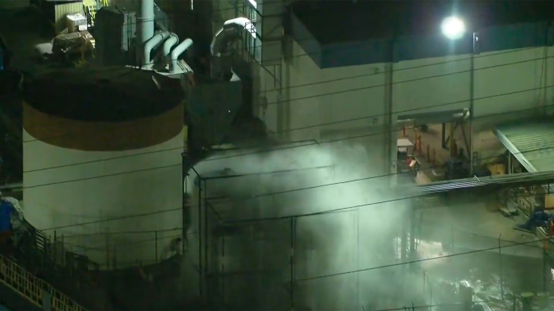 Una válvula bloqueada impidió neutralizar el contenido del depósito principal y dejó a las autoridades ante un escenario sin salida: derrame o explosión (Captura de video)