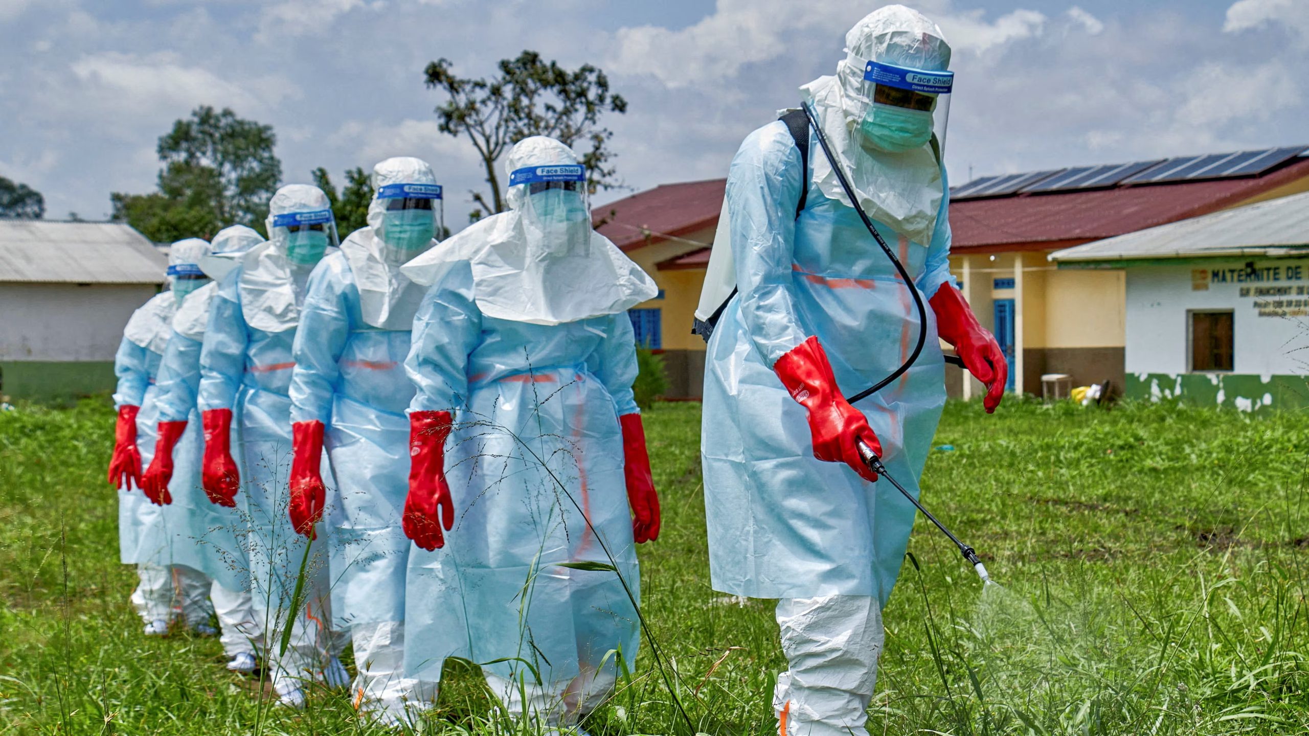 El virus de ébola avanzó con fuerza en Ituri y mantiene una transmisión intensa en el este del Congo, con una letalidad del 46,8%. (REUTERS/Gradel Muyisa Mumbere/File Photo)