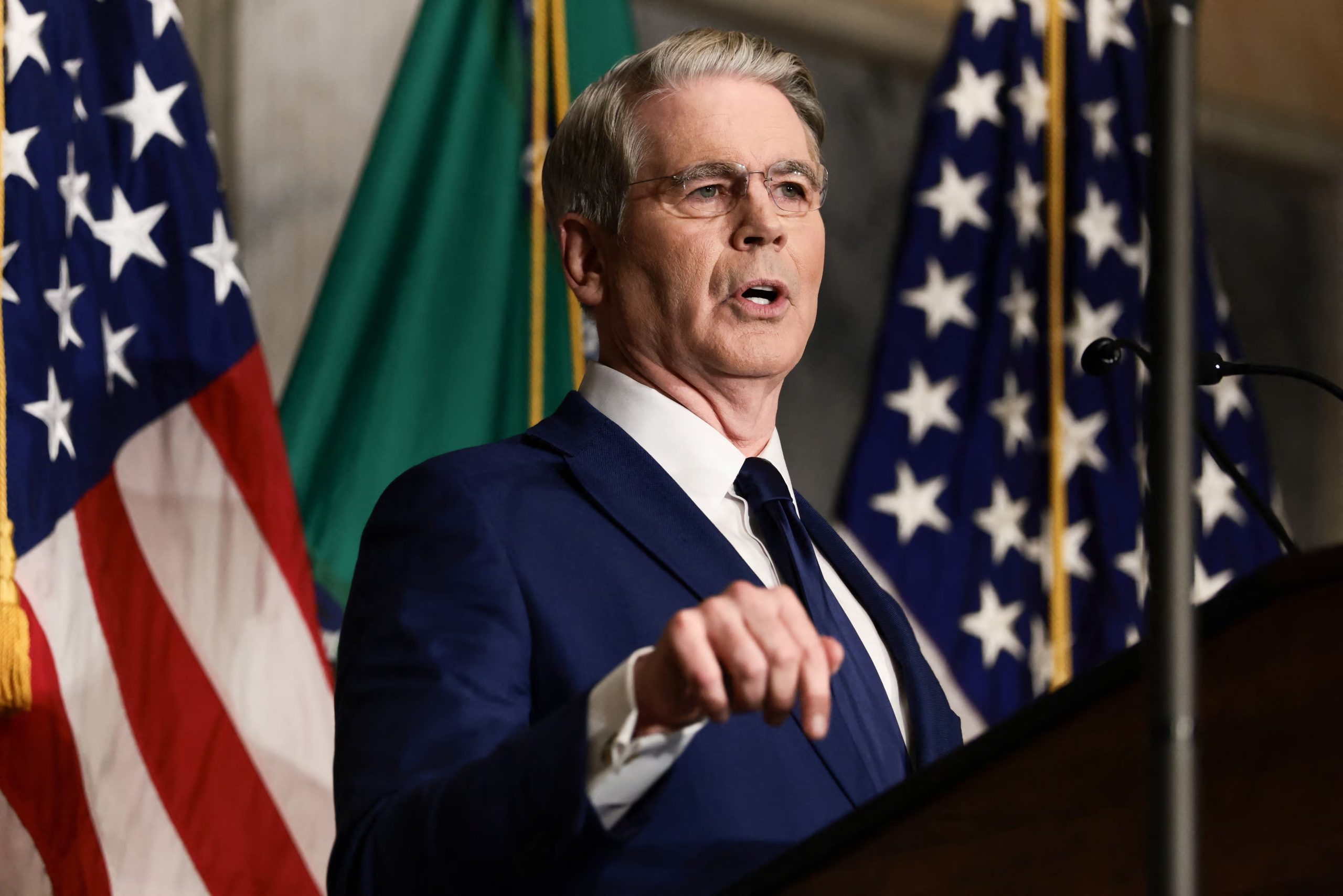 La visita del canciller omaní se produce además después de que el secretario del Tesoro de Estados Unidos, Scott Bessent, anunciara el lunes una nueva ofensiva económica contra Irán, con medidas dirigidas a cortar las vías financieras que permiten al régimen de Teherán sostener sus operaciones (REUTERS)