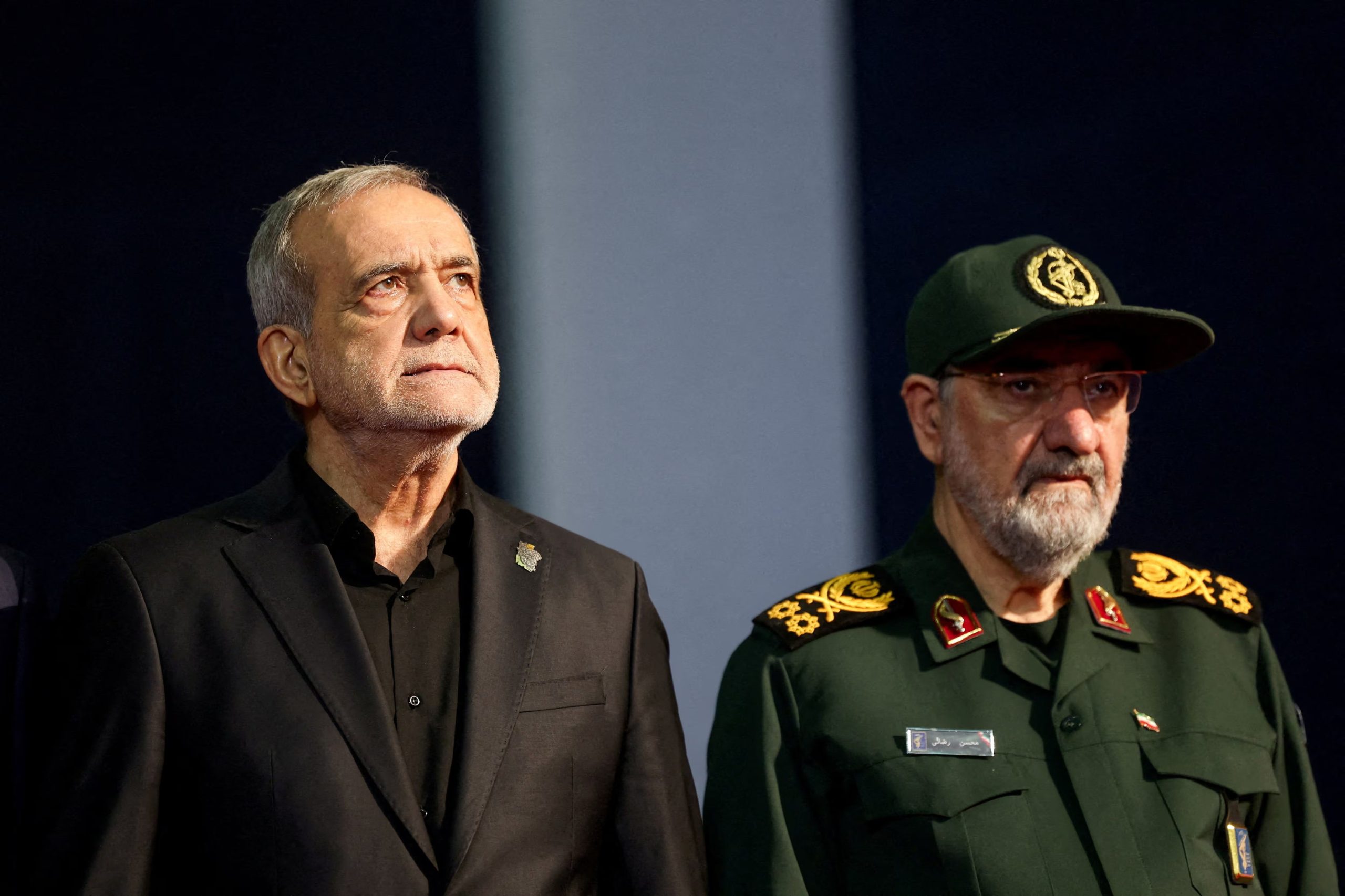 El presidente Masoud Pezeshkian y el asesor del líder supremo Mohsen Rezaei, en la despedida al ayatolá Ali Khamenei, fallecido el 28 de febrero en ataques israelíes y estadounidenses (REUTERS/Mohammed Salem)