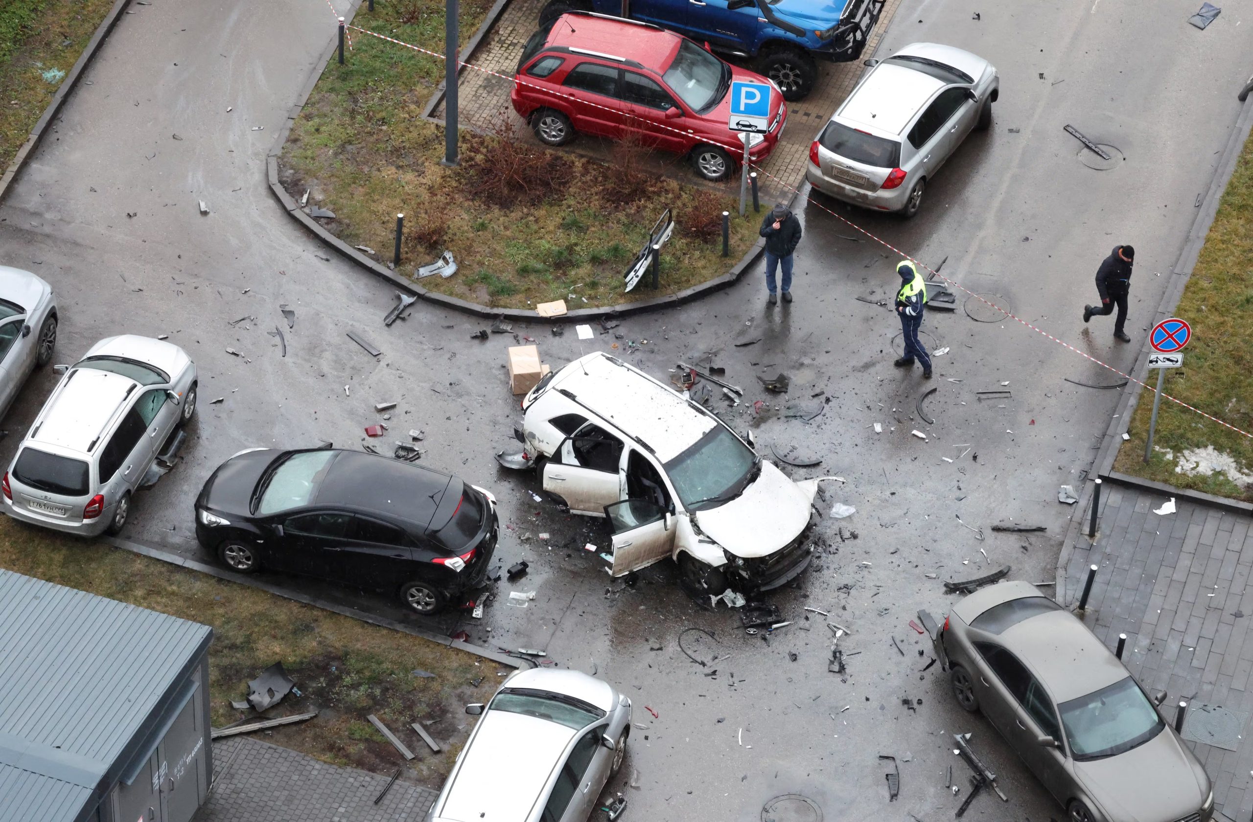 El lugar donde el teniente general Fanil Sarvárov, jefe de la dirección de entrenamiento operativo del Ejército del Estado Mayor ruso, murió en un coche bomba en Moscú, Rusia, el 22 de diciembre de 2025. (REUTERS/Anastasia Barashkova)