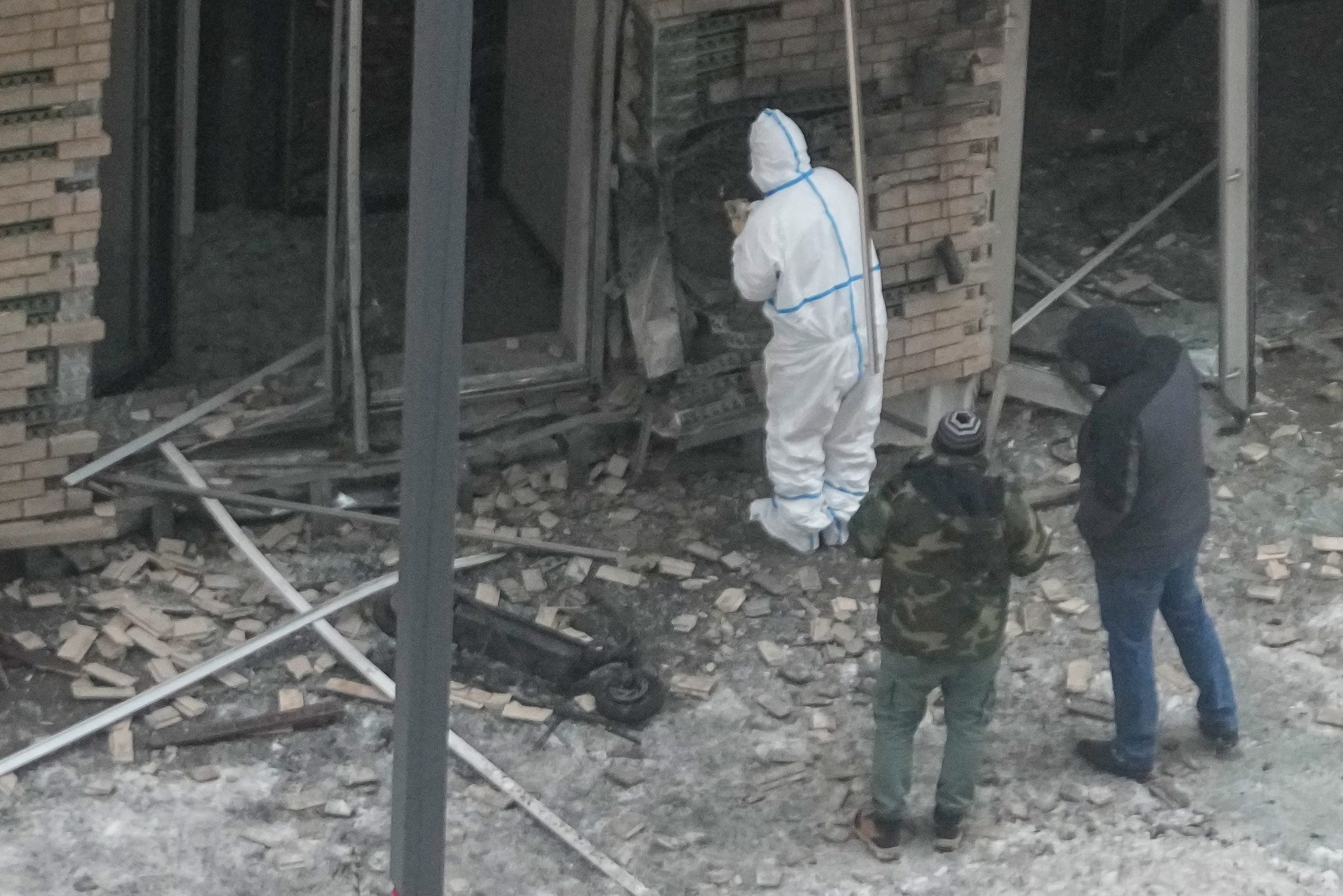 Investigadores trabajan en el lugar donde el teniente general Igor Kirillov, jefe de las Fuerzas de Defensa Nuclear, Biológica y Química de Rusia, y su ayudante Ilya Polikarpov murieron por un artefacto explosivo colocado cerca de un bloque de apartamentos residenciales en Moscú, Rusia, martes 17 de diciembre de 2024. (AP fFoto)