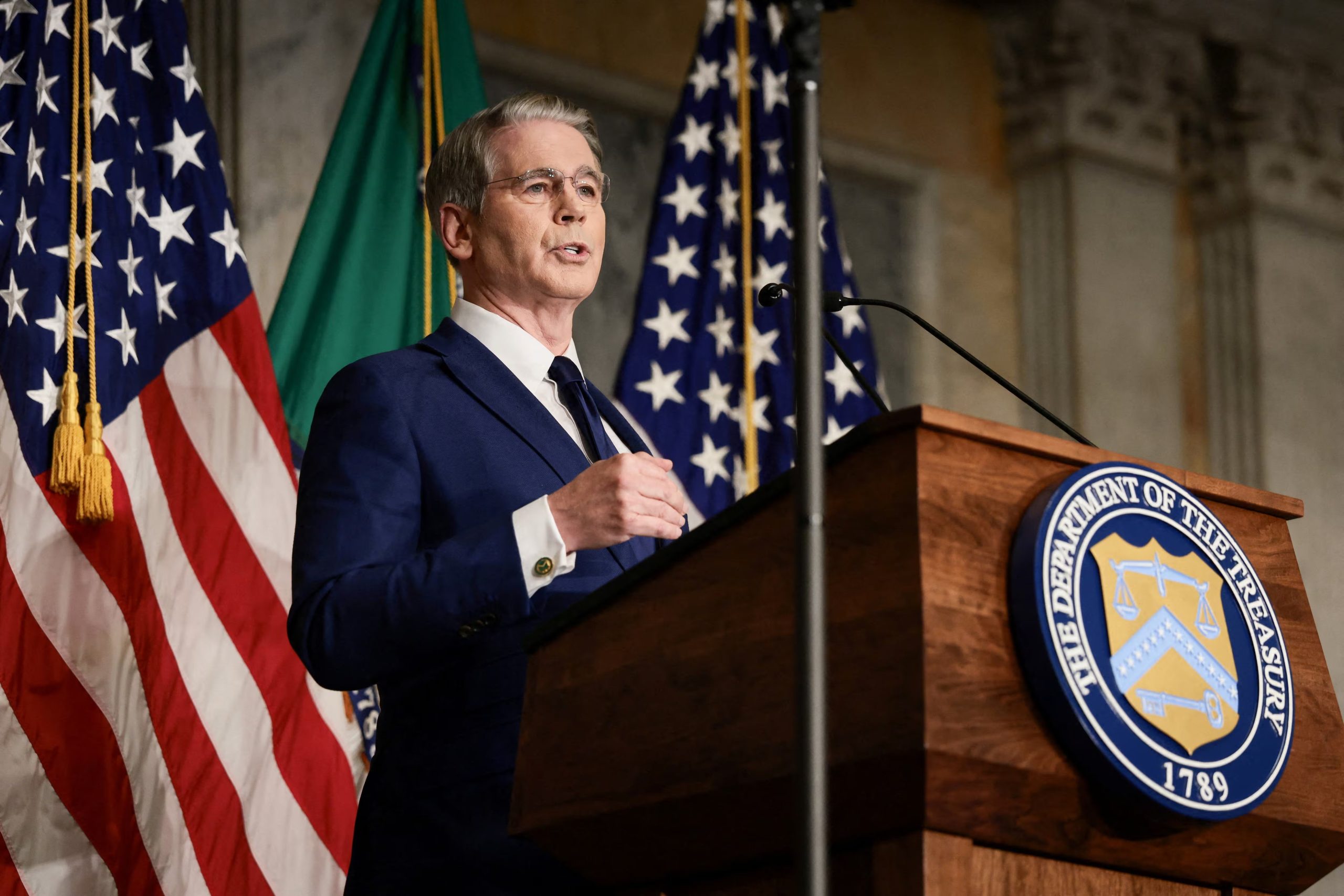 El secretario del Tesoro de Estados Unidos, Scott Bessent, habla durante una conferencia de prensa para detallar nuevas sanciones contra Irán, en el Departamento del Tesoro en Washington (REUTERS)