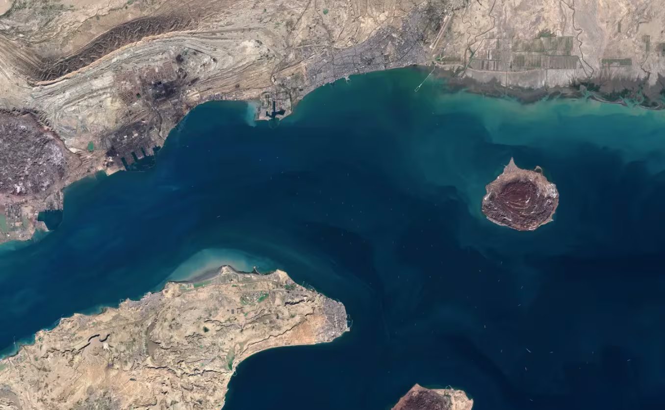 Las fuerzas estadounidenses atacaron el domingo dos plataformas de lanzamiento en la isla iraní de Larak, en el estrecho de Ormuz (REUTERS)