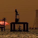 Petróleo sube 2% por ataques entre EE.UU. e Irán en Ormuz
