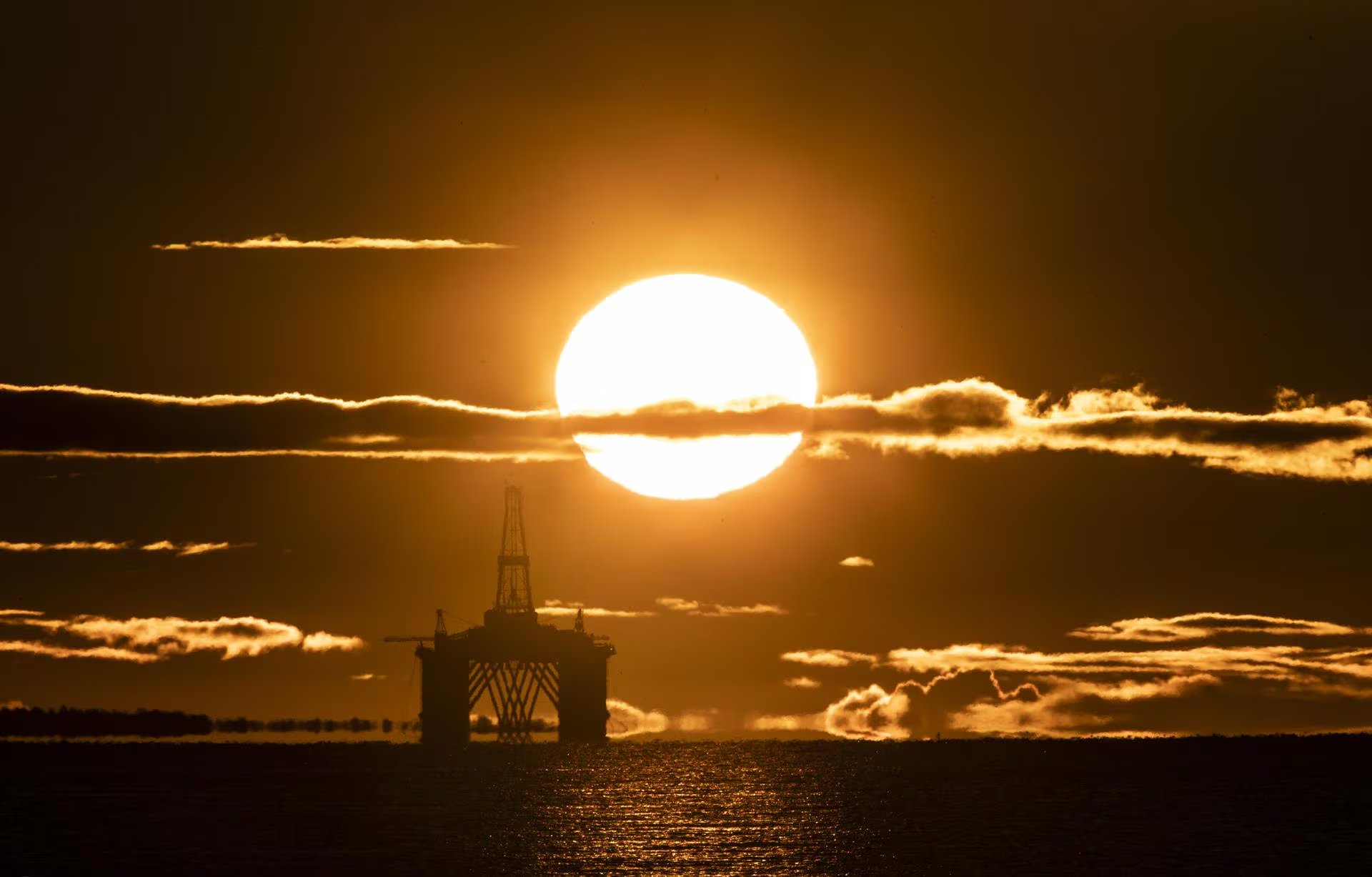El petróleo sigue a la baja: cayó más de 5% por el avance de las negociaciones en Medio Oriente. EFE/TATYANA ZENKOVICH