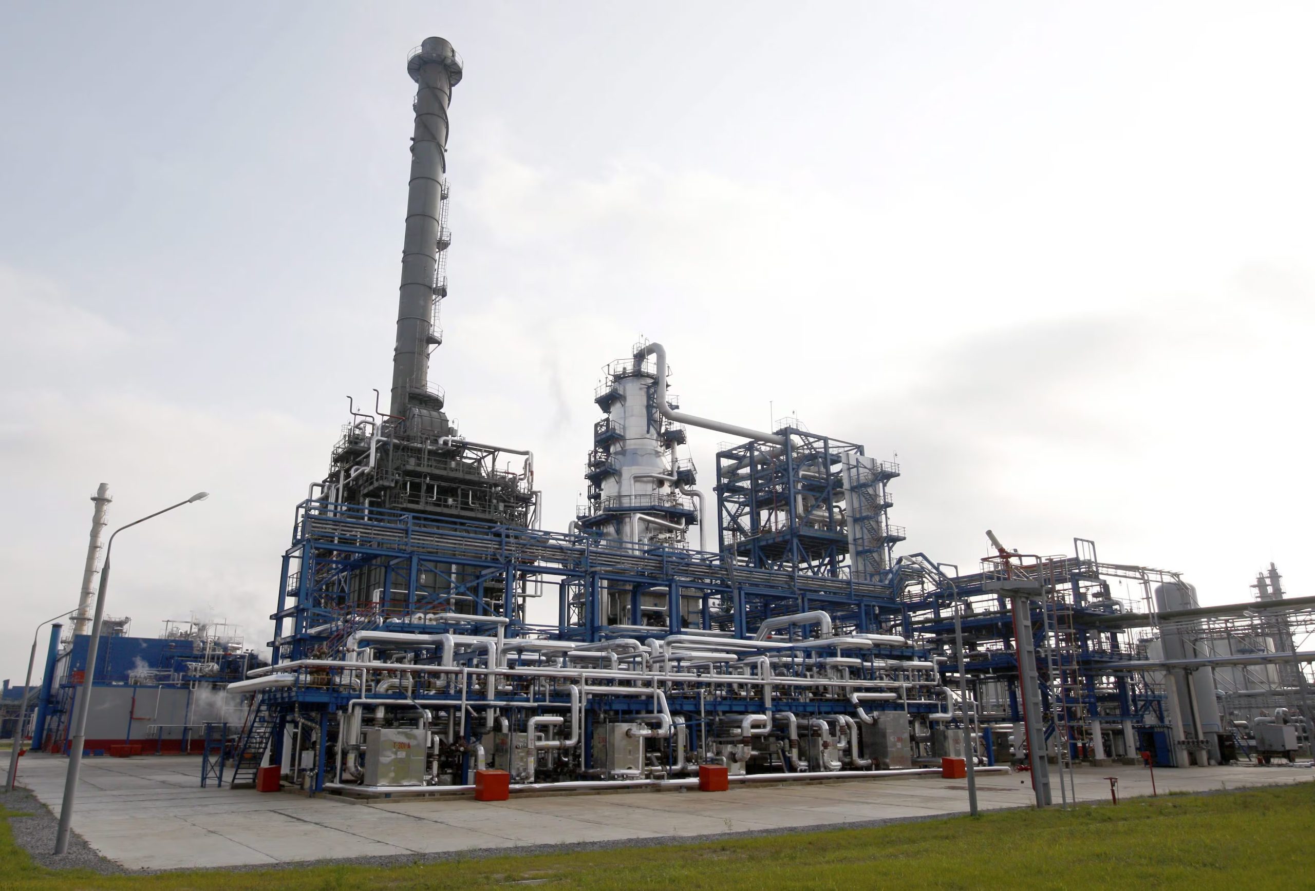 Imagen de archivo de una refinería de petróleo. EFE/TATYANA ZENKOVICH
