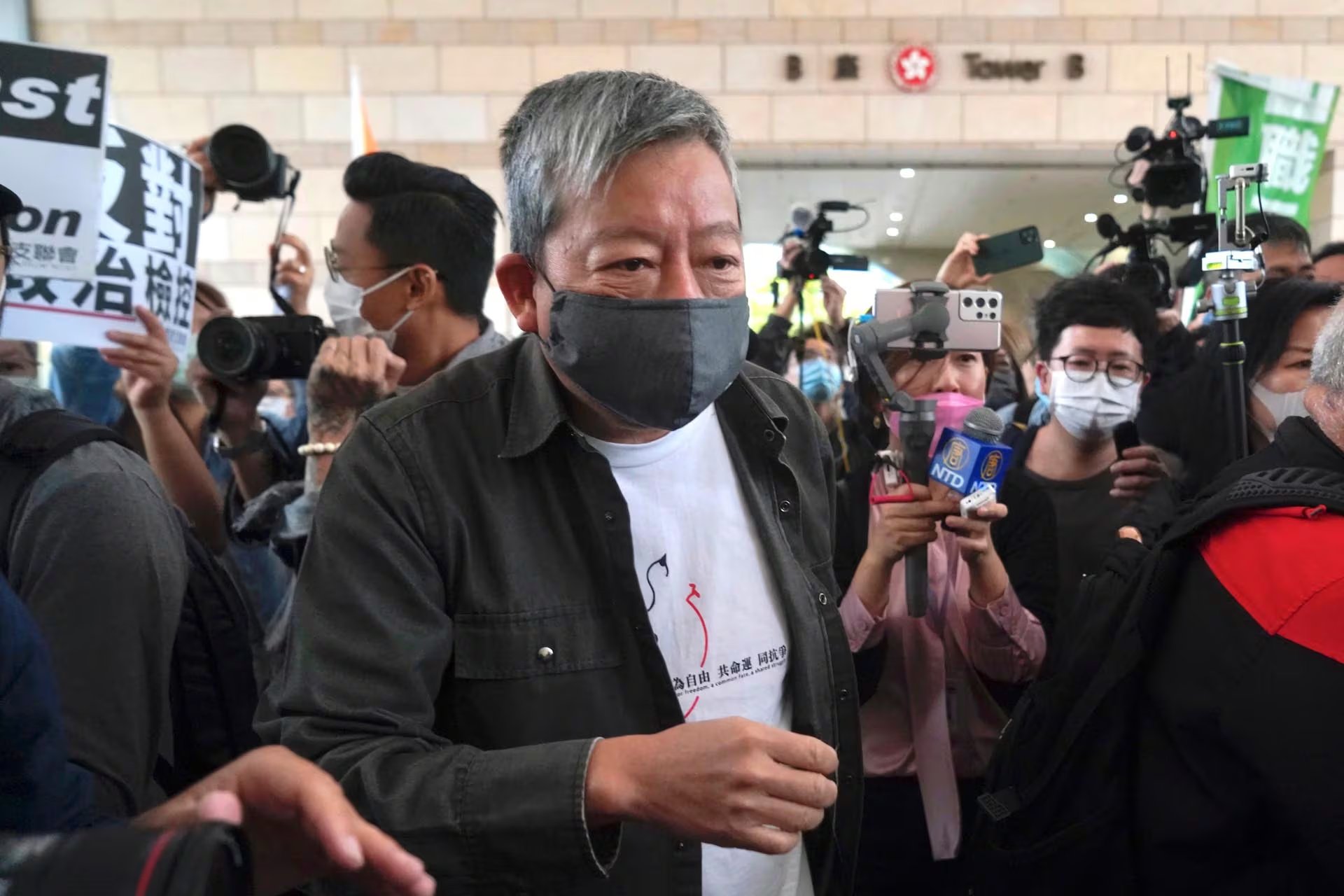 El activista prodemocracia Lee Cheuk-yan (centro) llega a un tribunal de Hong Kong el 16 de abril de 2021 (AP/Kin Cheung)