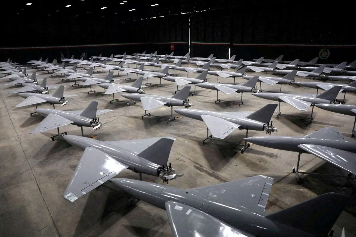 Drones iraníes se exhiben durante una ceremonia de incorporación de nuevos drones a la organización de combate del Ejército iraní (REUTERS/Archivo)