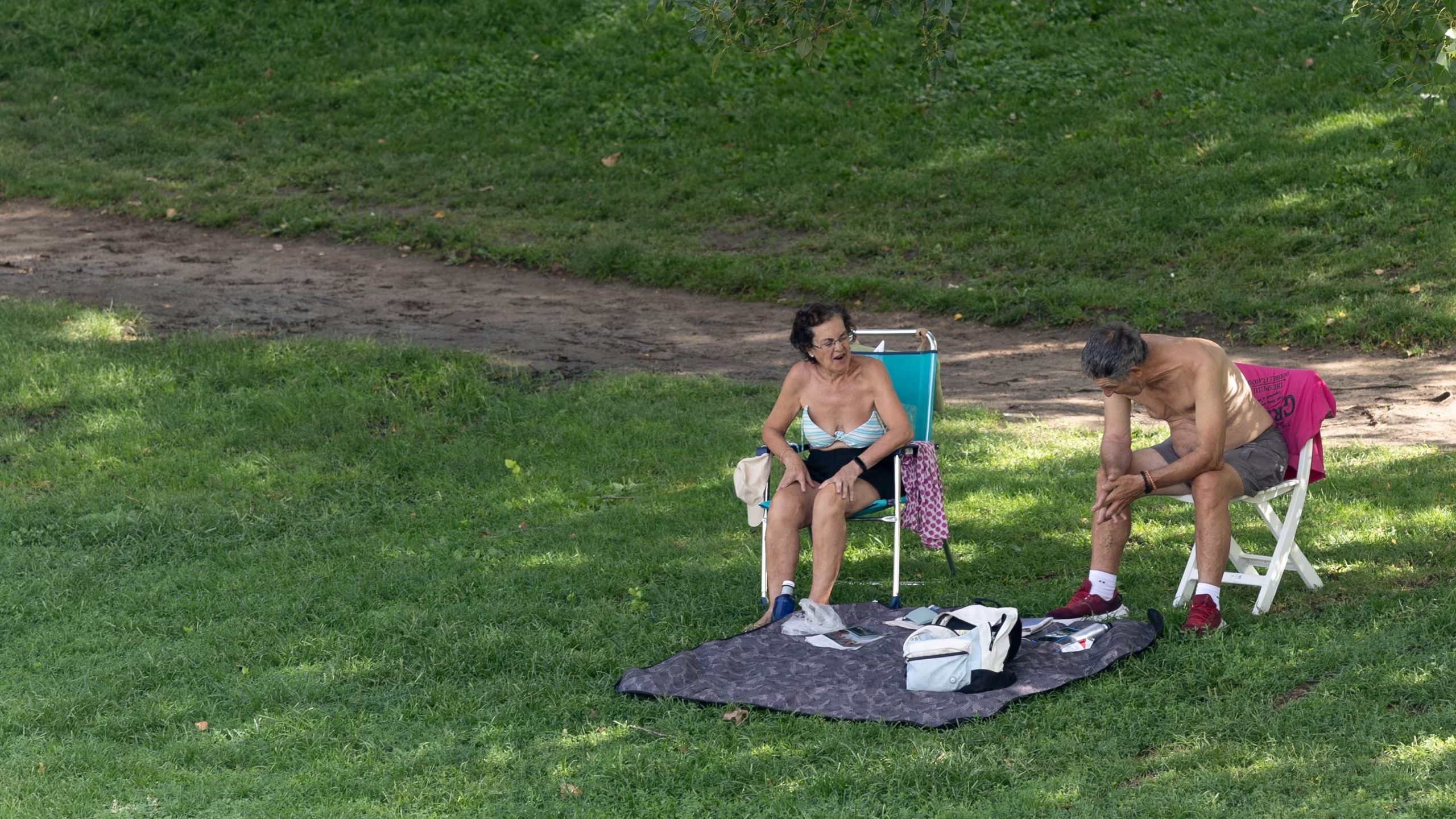 (Foto de ARCHIVO) Personas afectadas por el calor pasean por Madrid Río, a 21 de julio de 2026, en Madrid (España). (Eduardo Parra / Europa Press)
